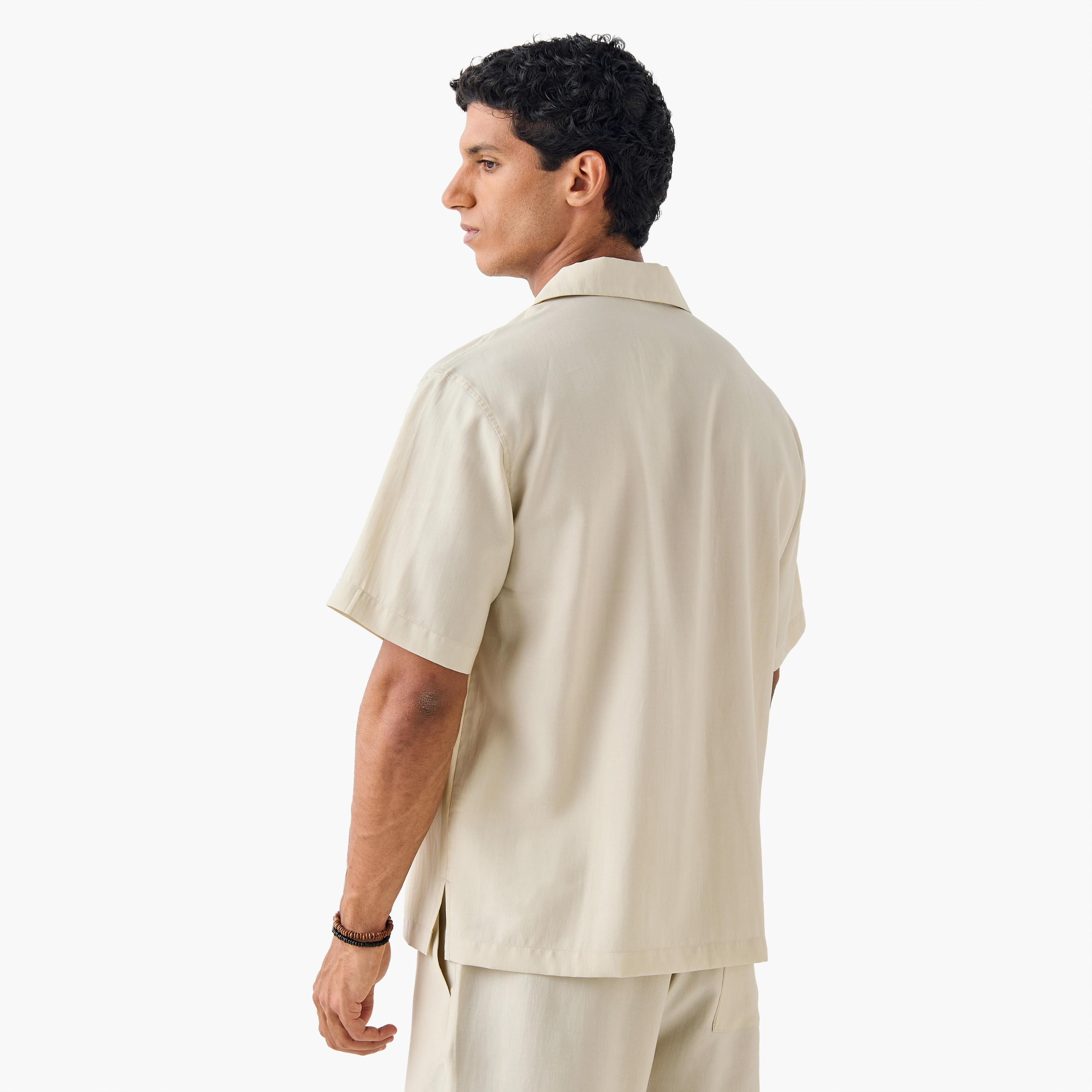 قميص بياقة كامب وقصة مريحة وأكمام قصيرة-men-clothing-shirts-image-3