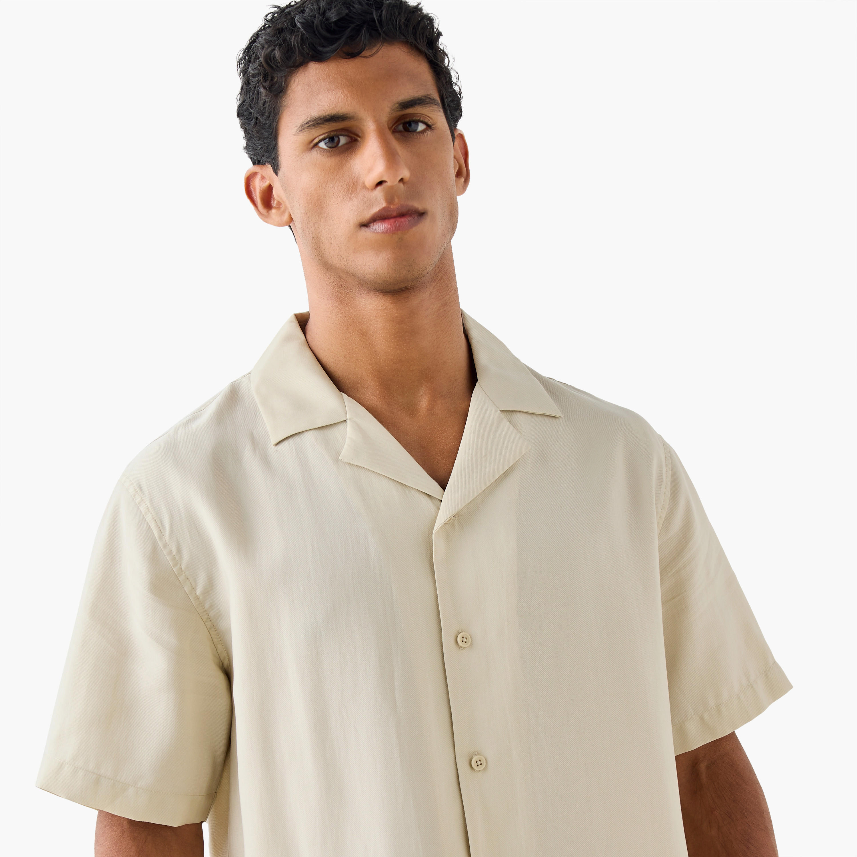 قميص بياقة كامب وقصة مريحة وأكمام قصيرة-men-clothing-shirts-image-4