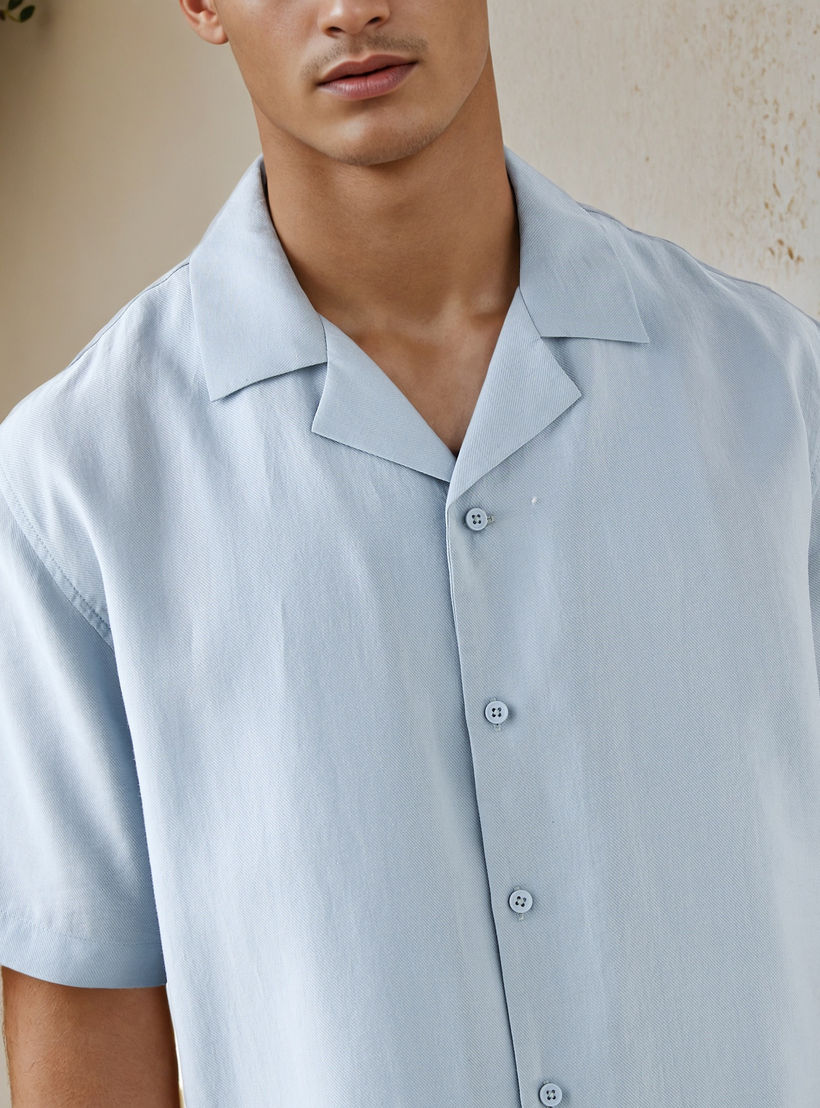 قميص بياقة كامب وقصة مريحة وأكمام قصيرة-men-clothing-shirts-image-4