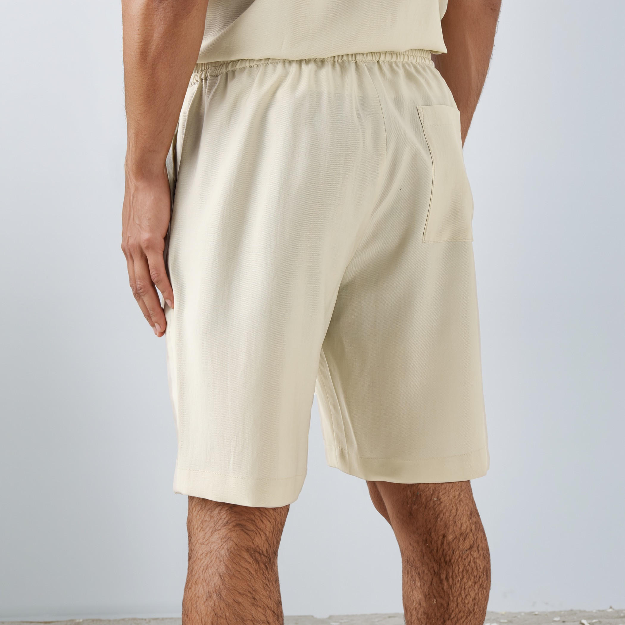 شورت بقصة عادية وخصر مرن بجيوب-men-clothing-bottoms-shorts-image-3