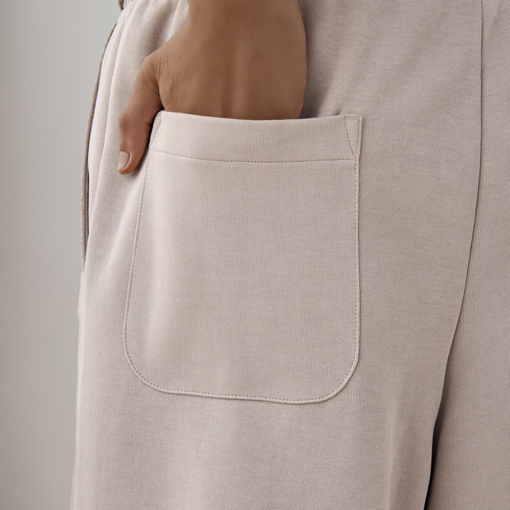 بنطلون رياضي محبوك مترابط بخصر مرن وجيوب-men-clothing-bottoms-joggers-image-5