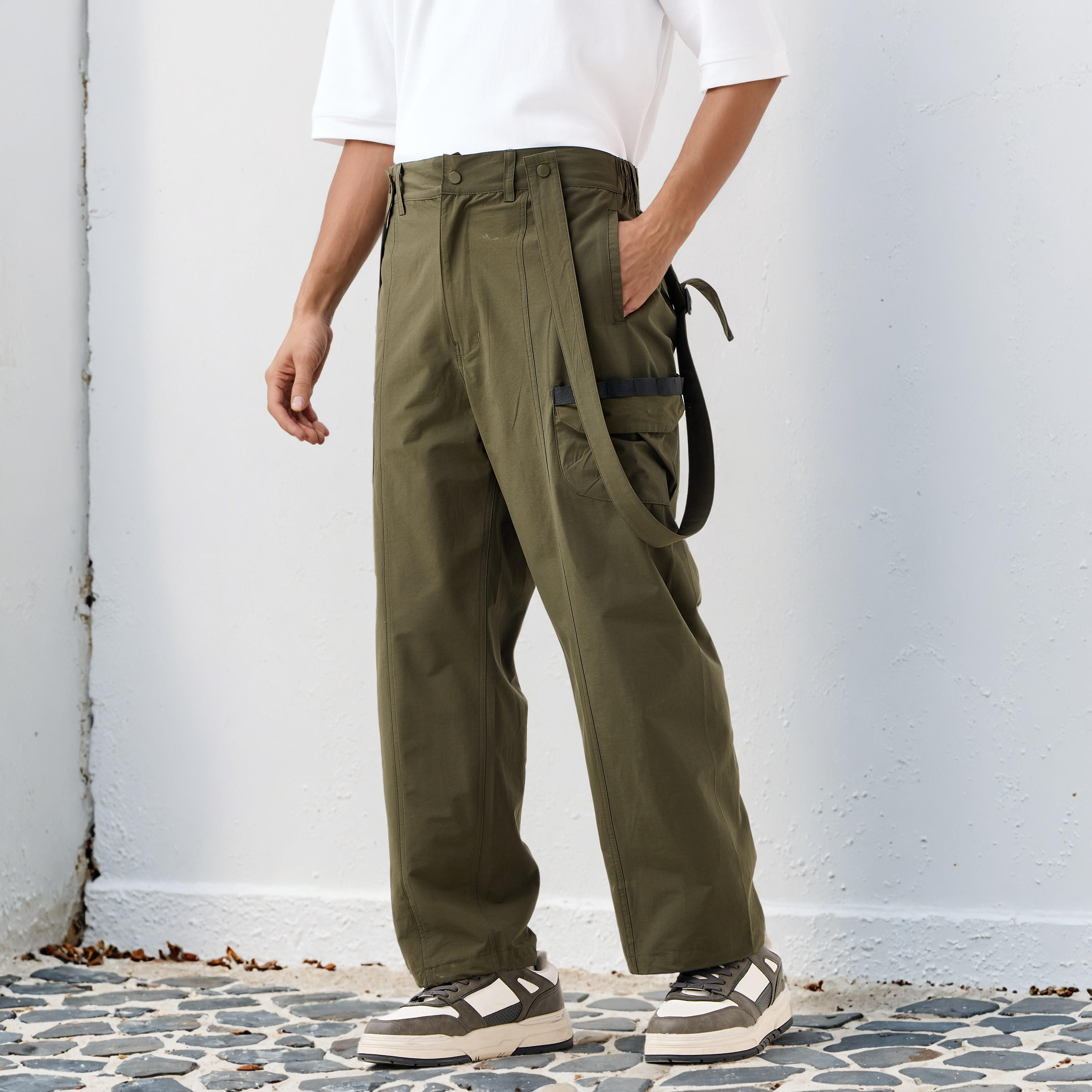 بنطلون كارجو بقصّة مريحة وخصر مطاطي مع حمّالات-men-clothing-bottoms-joggers-image-1