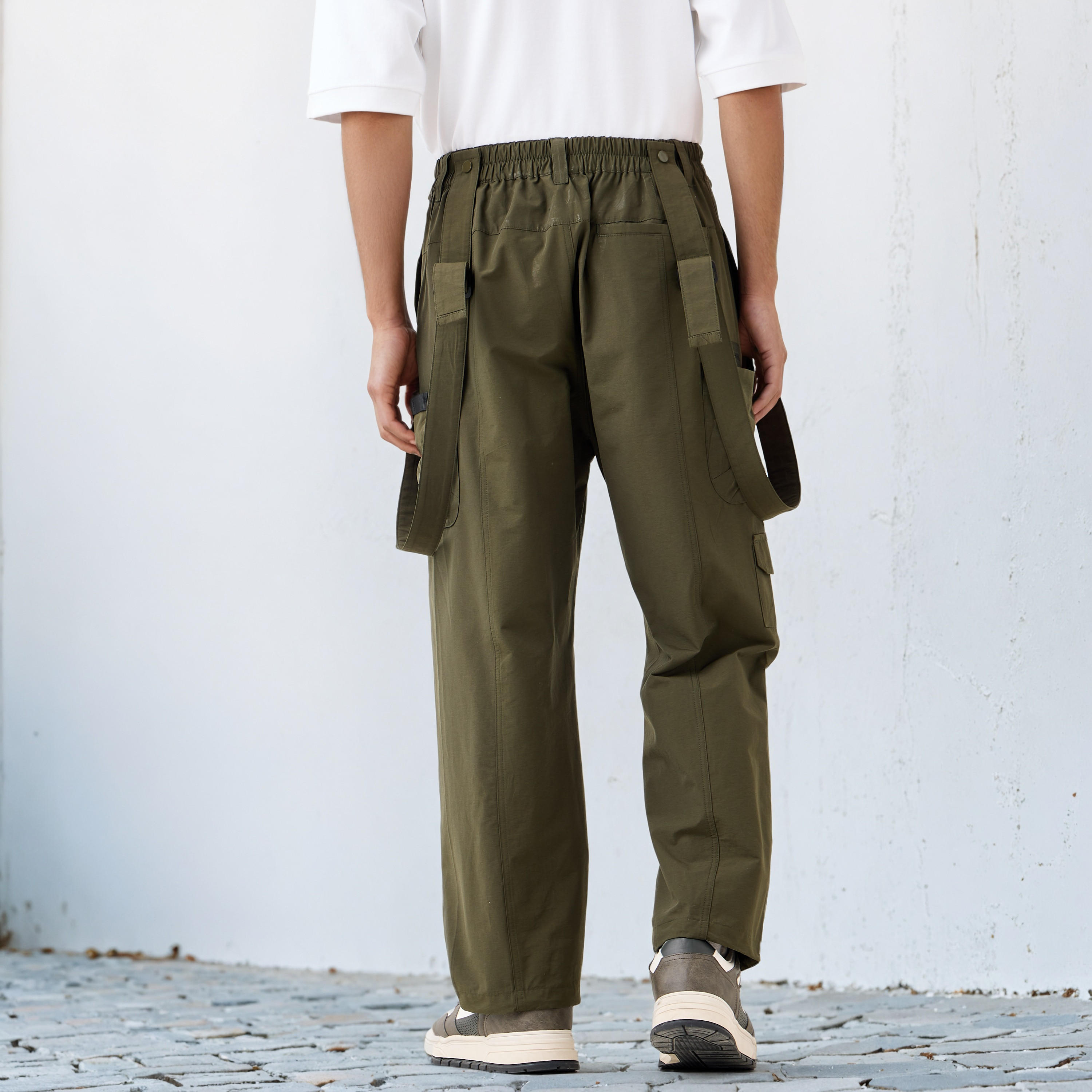 بنطلون كارجو بقصّة مريحة وخصر مطاطي مع حمّالات-men-clothing-bottoms-joggers-image-3