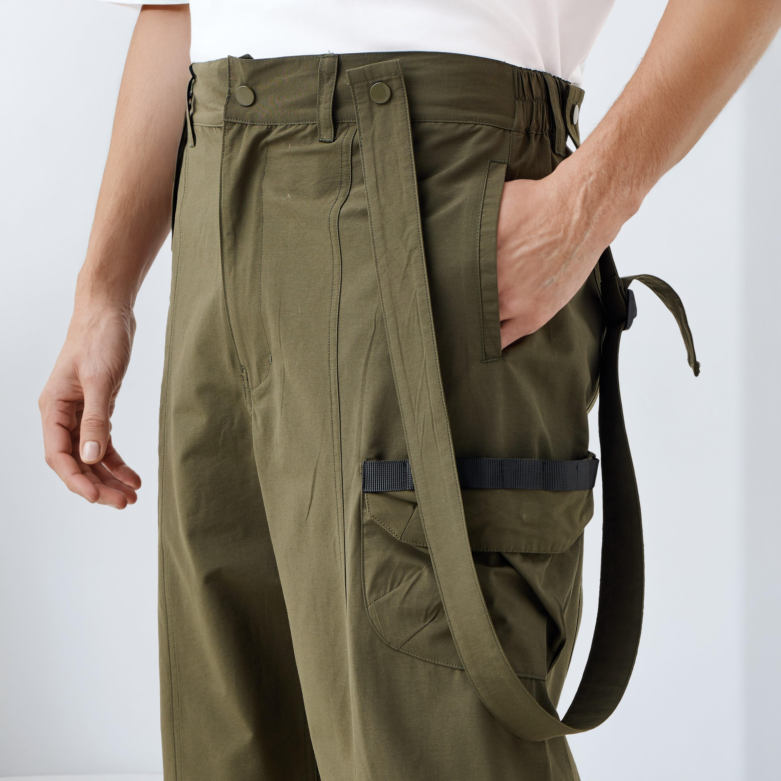 بنطلون كارجو بقصّة مريحة وخصر مطاطي مع حمّالات-men-clothing-bottoms-joggers-image-4