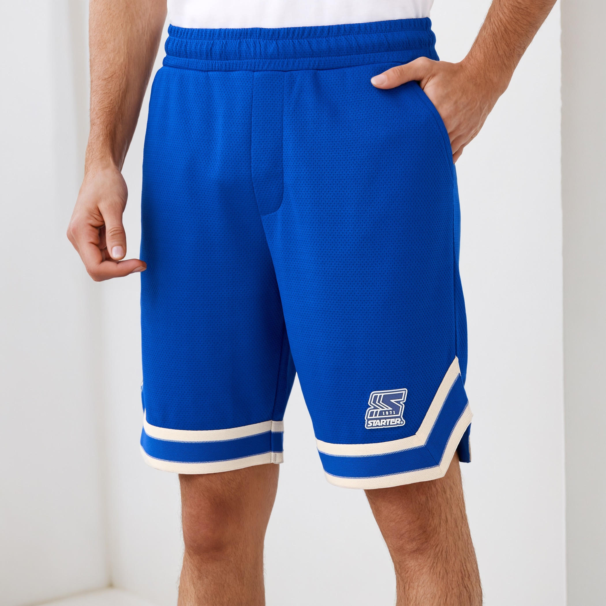 شورت بخصر مرن مع جيوب وتفاصيل متباينة-men-clothing-bottoms-shorts-image-1