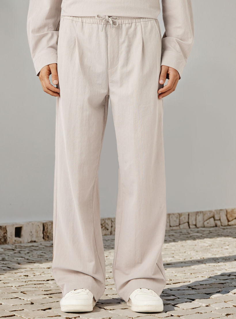 بنطلون بقصة مريحة ورباط إغلاق-men-clothing-bottoms-joggers-image-5