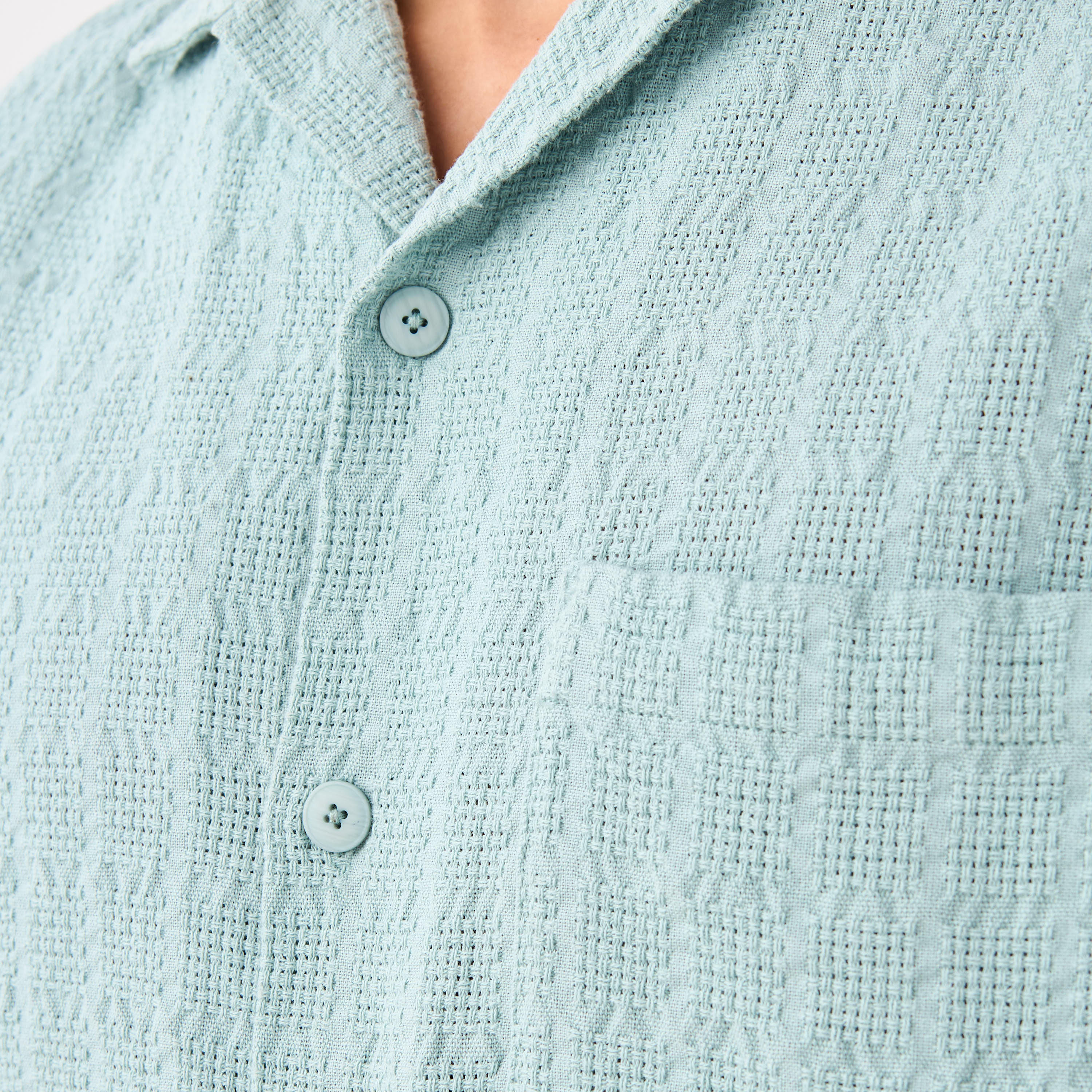 قميص بارز الملمس بياقة وقصة مريحة-men-clothing-shirts-image-5