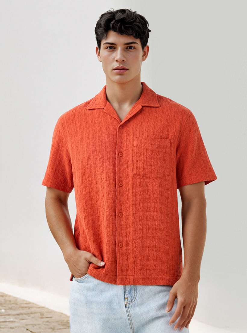 قميص بارز الملمس بياقة وقصة مريحة-men-clothing-shirts-image-5