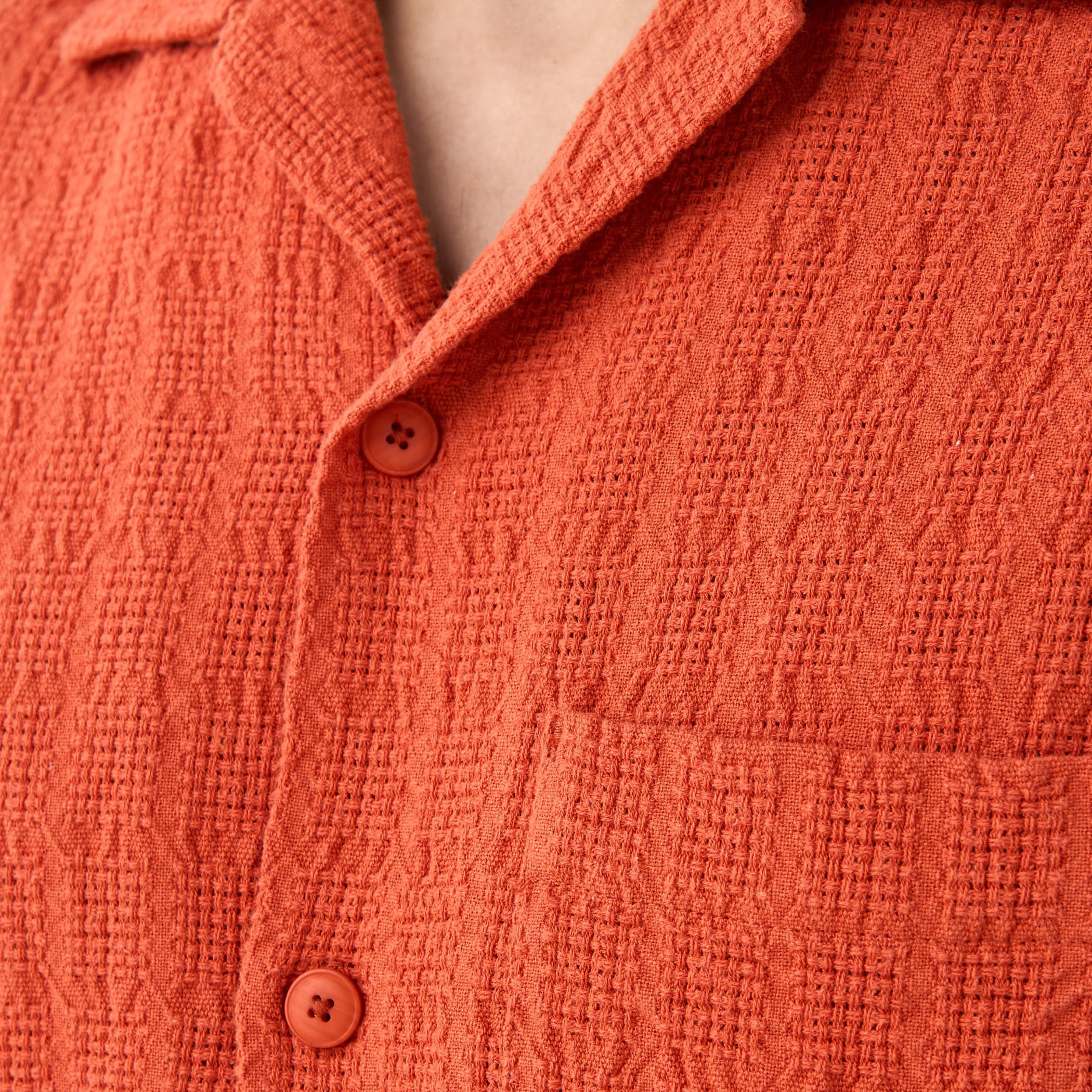قميص بارز الملمس بياقة وقصة مريحة-men-clothing-shirts-image-1