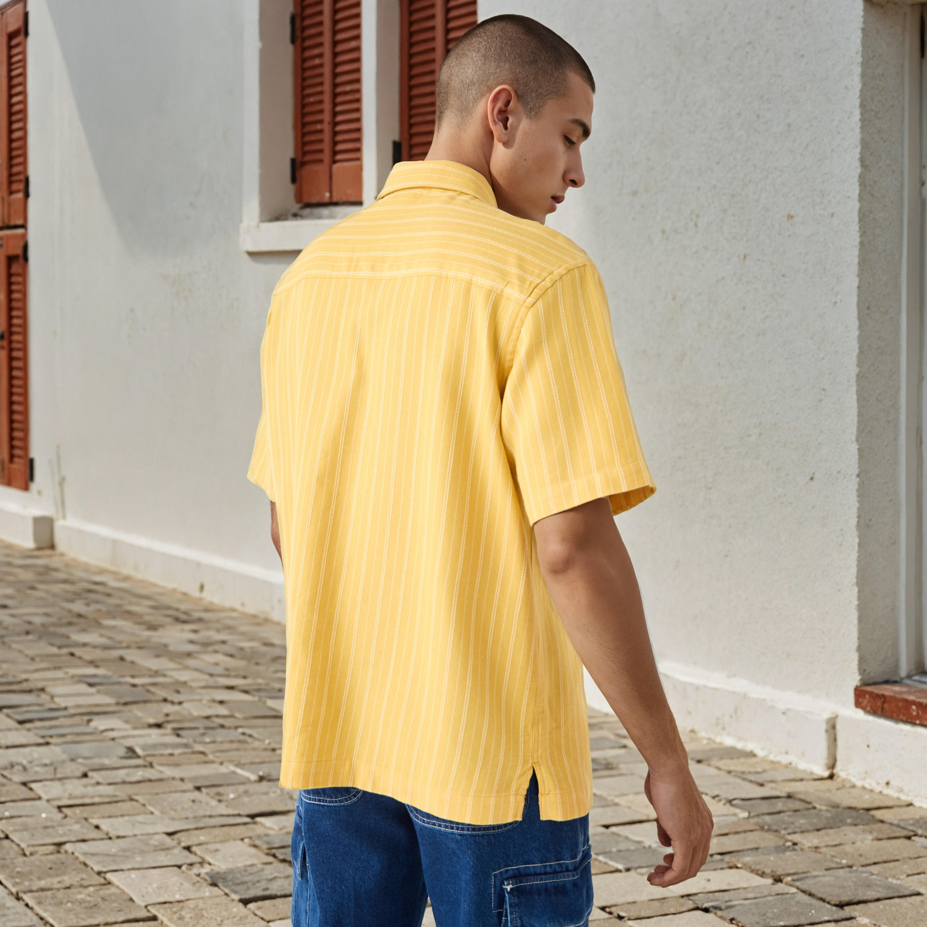 قميص مخطط بقصة مريحة وأكمام قصيرة وياقة عادية-men-clothing-shirts-image-3