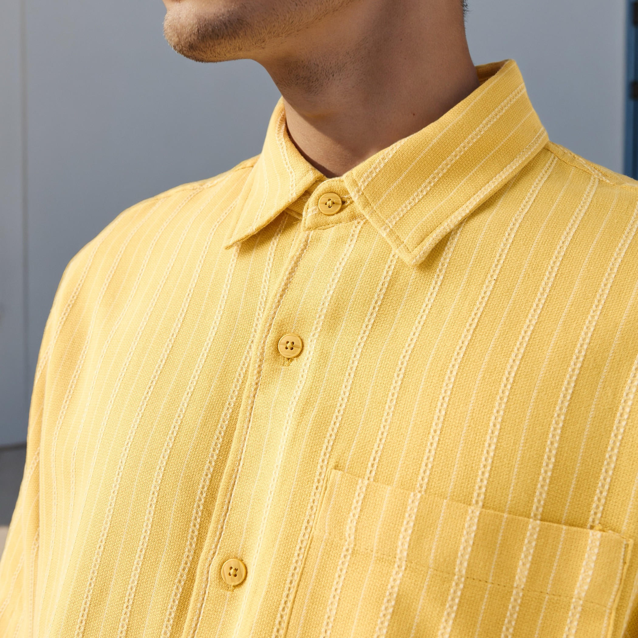 قميص مخطط بقصة مريحة وأكمام قصيرة وياقة عادية-men-clothing-shirts-image-4
