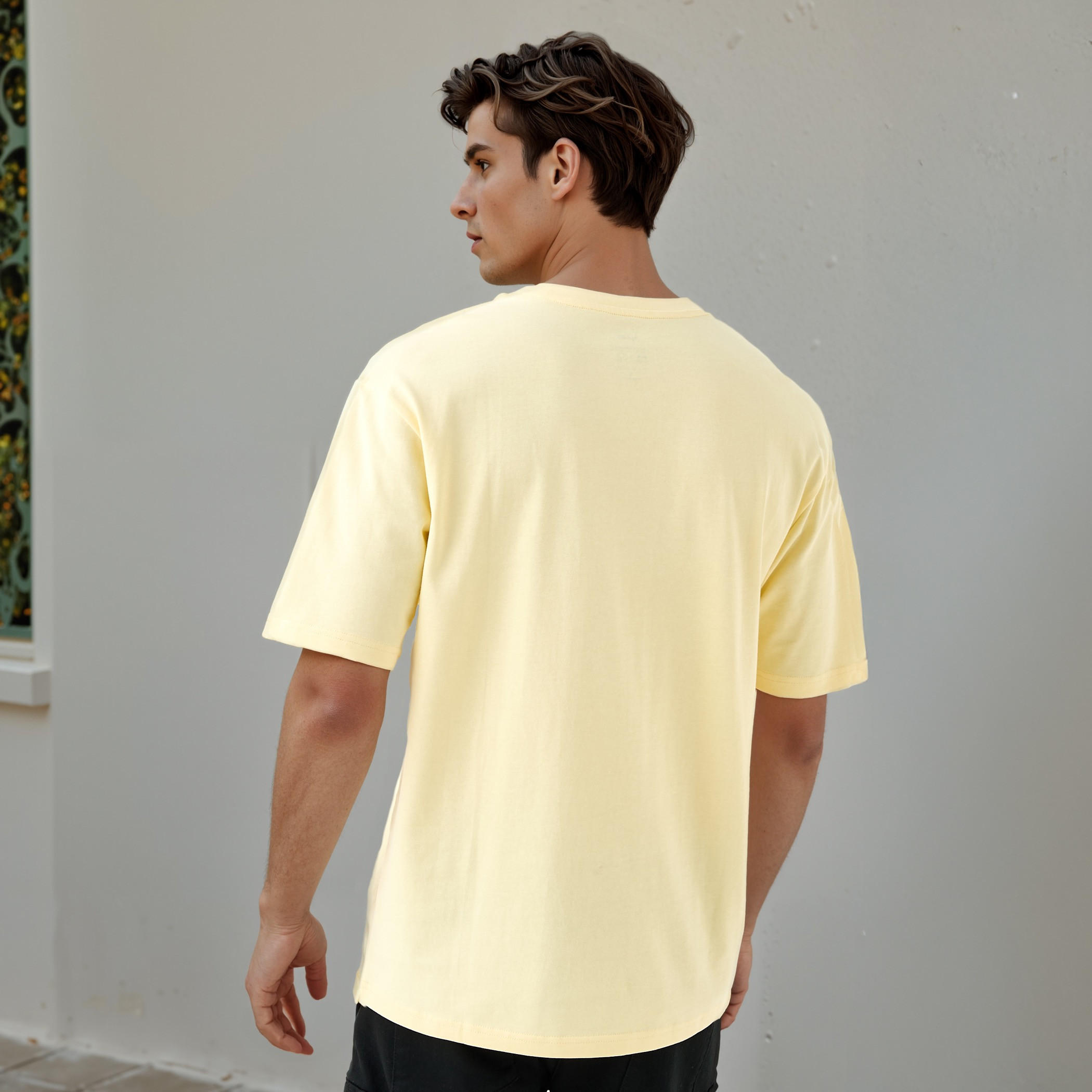 تيشيرت بقصّة عادية وياقة ضيّقة وطبعات-men-clothing-tshirtsandpolos-tshirts-image-3