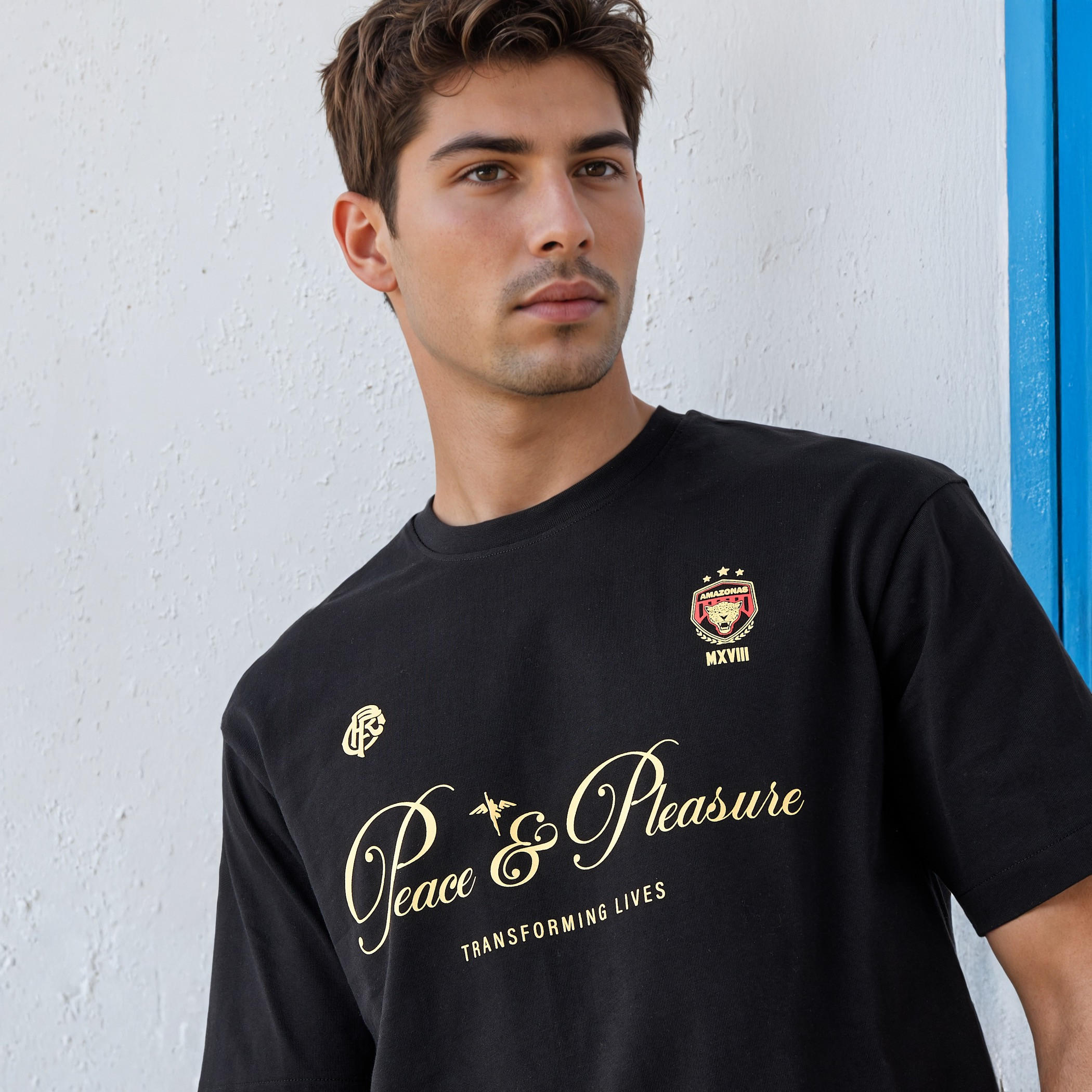 تيشيرت بقصّة عادية وياقة ضيّقة وطبعات-men-clothing-tshirtsandpolos-tshirts-image-2