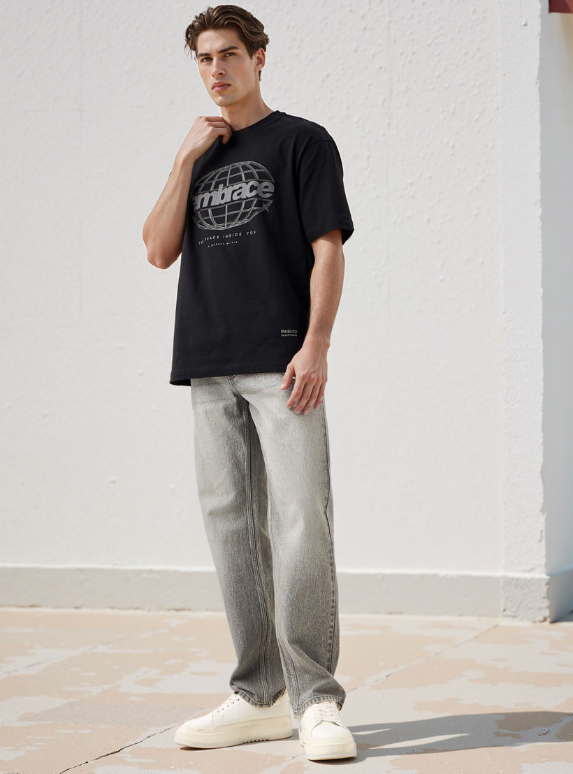 تيشيرت بقصّة عادية وياقة ضيّقة وطبعات-men-clothing-tshirtsandpolos-tshirts-image-2