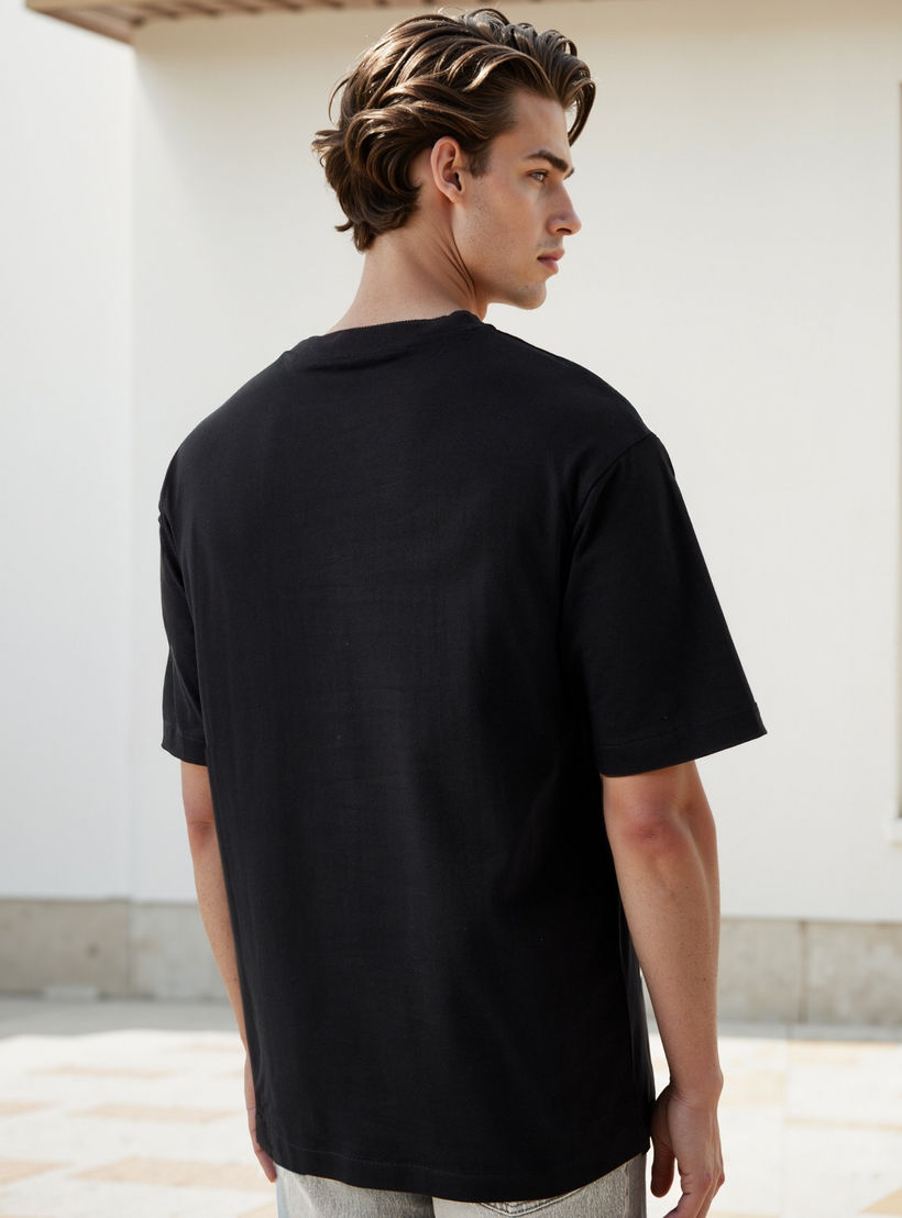 تيشيرت بقصّة عادية وياقة ضيّقة وطبعات-men-clothing-tshirtsandpolos-tshirts-image-3