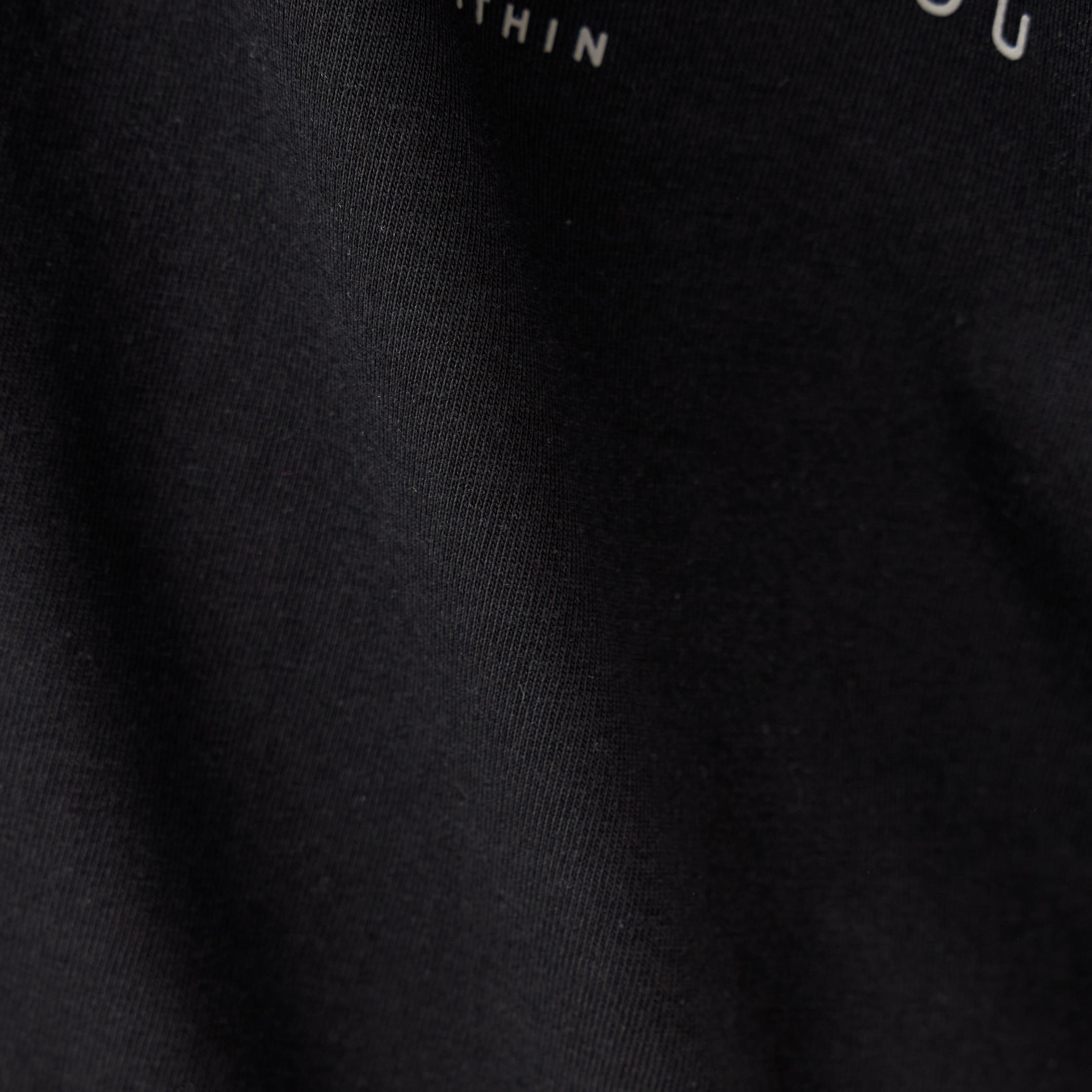 تيشيرت بقصّة عادية وياقة ضيّقة وطبعات-men-clothing-tshirtsandpolos-tshirts-image-5