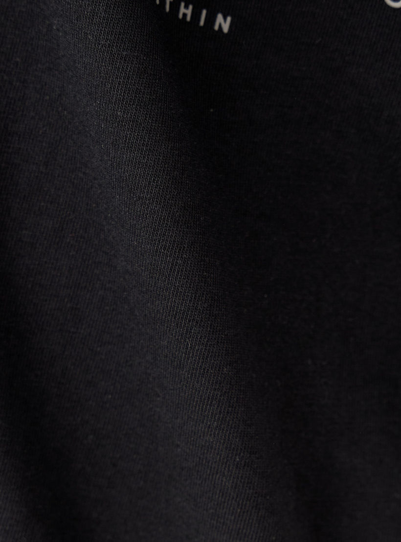 تيشيرت بقصّة عادية وياقة ضيّقة وطبعات-men-clothing-tshirtsandpolos-tshirts-image-5