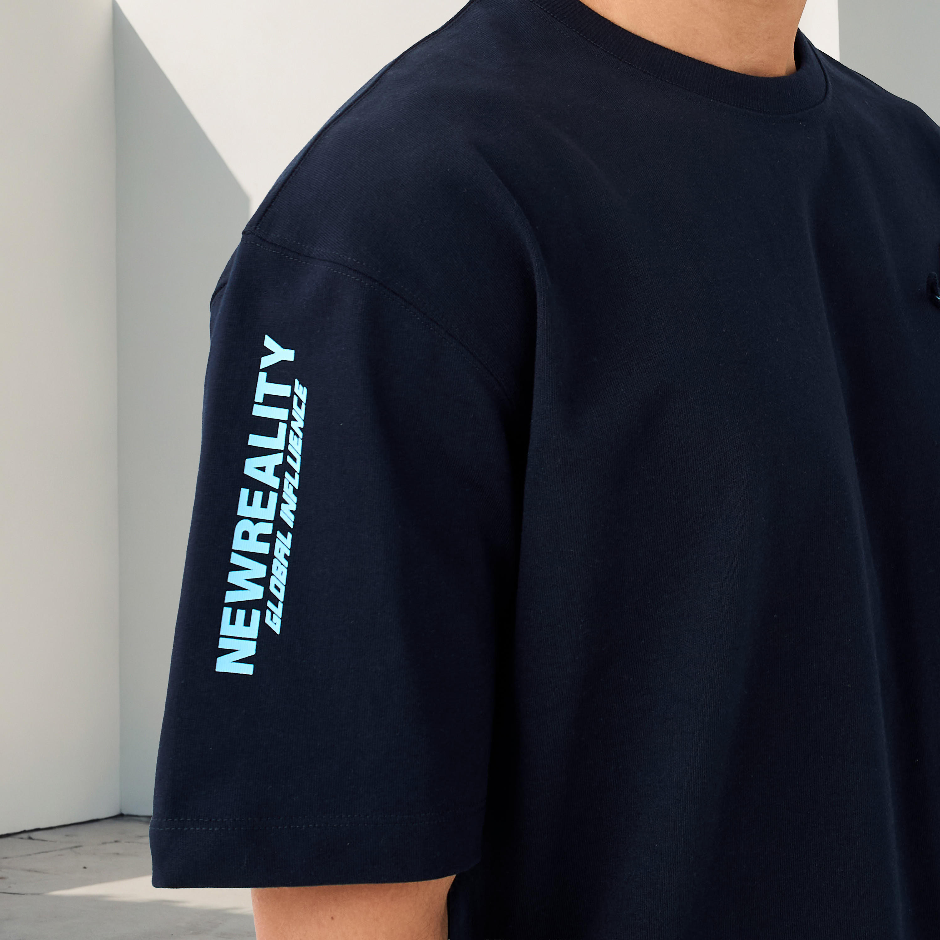 تيشيرت بياقة ضيقة وطبعات-men-clothing-tshirtsandpolos-tshirts-image-1