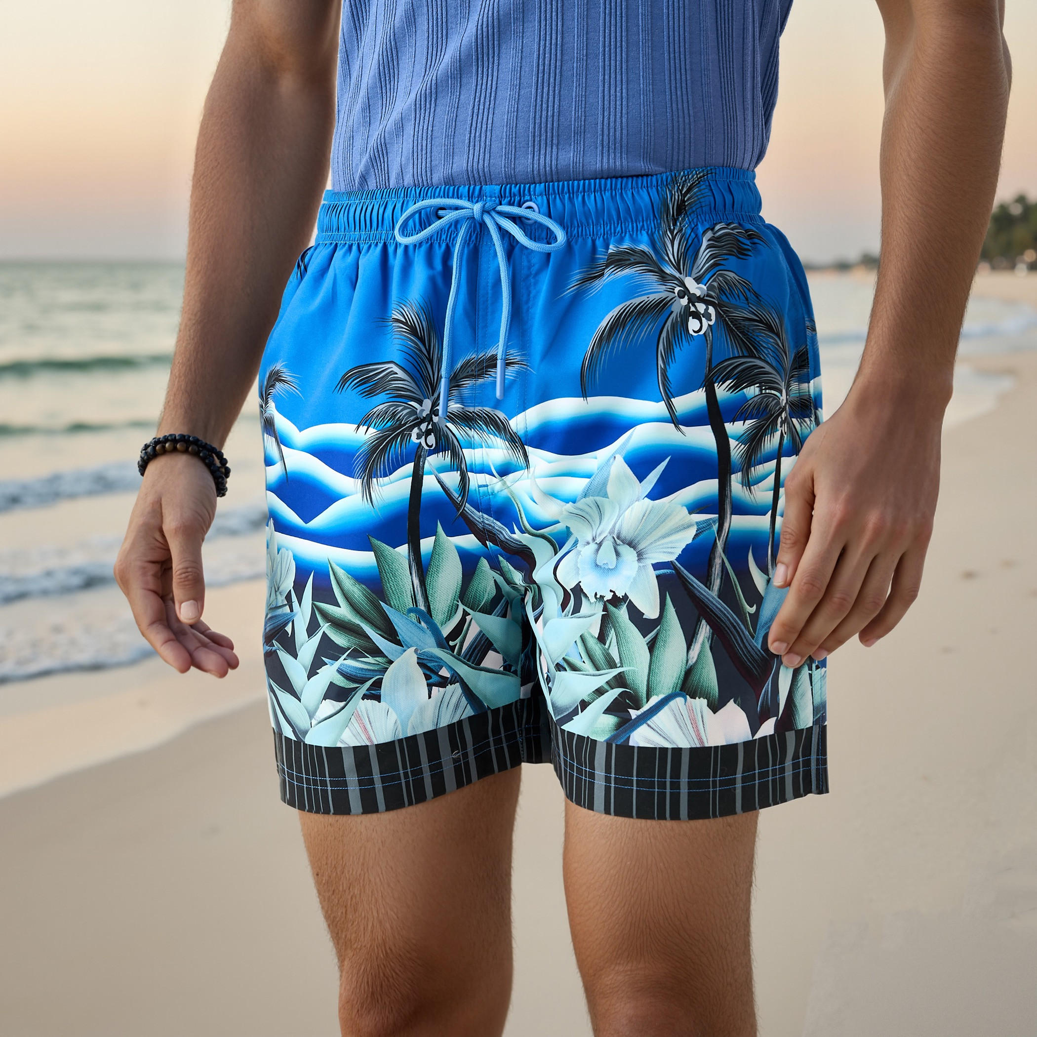 شورت سباحة بطبعات استوائية مع جيوب-sports-men-clothing-swimwear-image-1