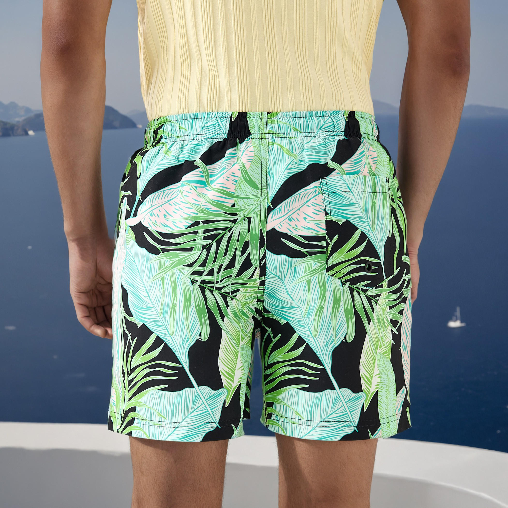 شورت سباحة بجيوب وطبعات-sports-men-clothing-swimwear-image-4