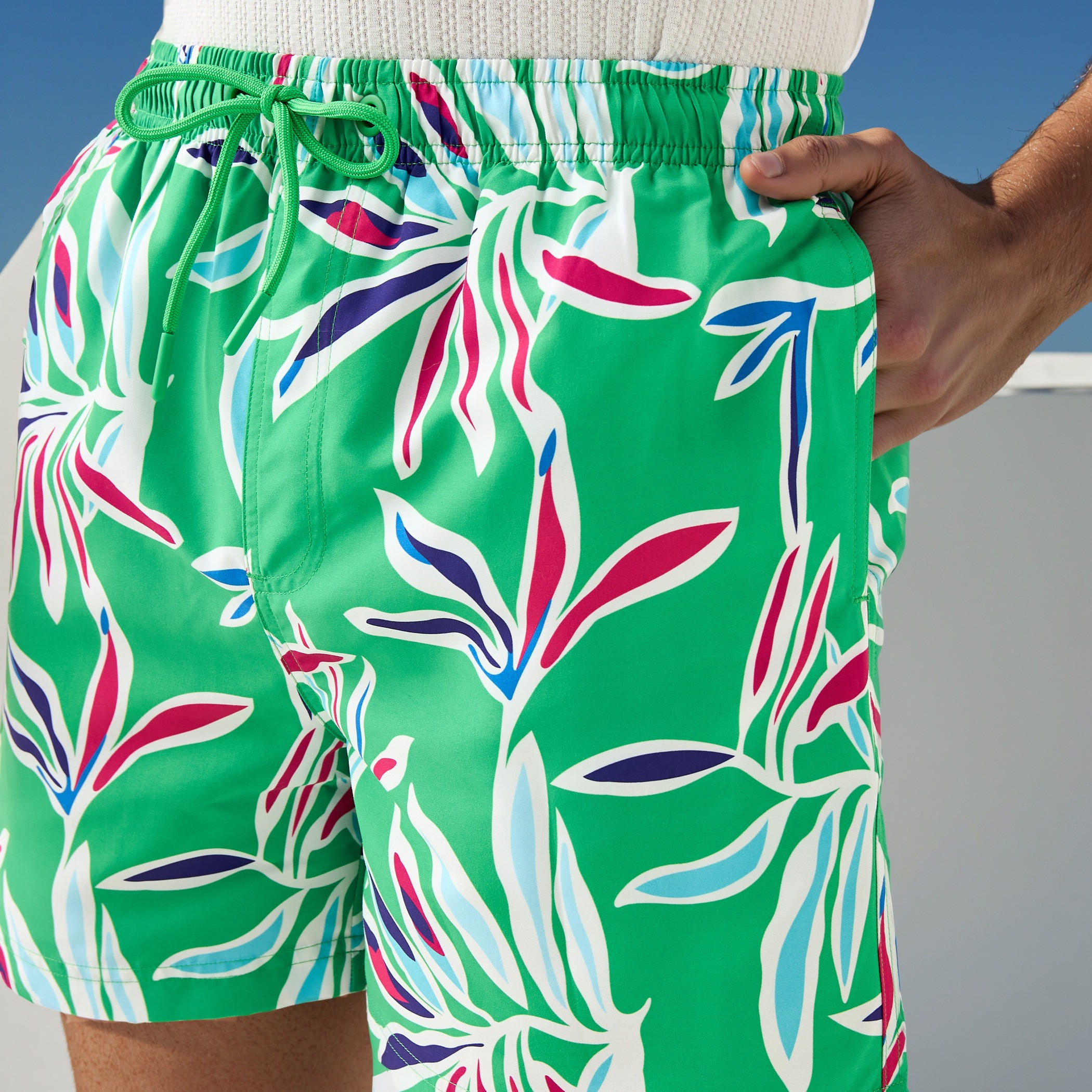 شورت سباحة بطبعات أوراق شجر مع رباط إغلاق-sports-men-clothing-swimwear-image-4