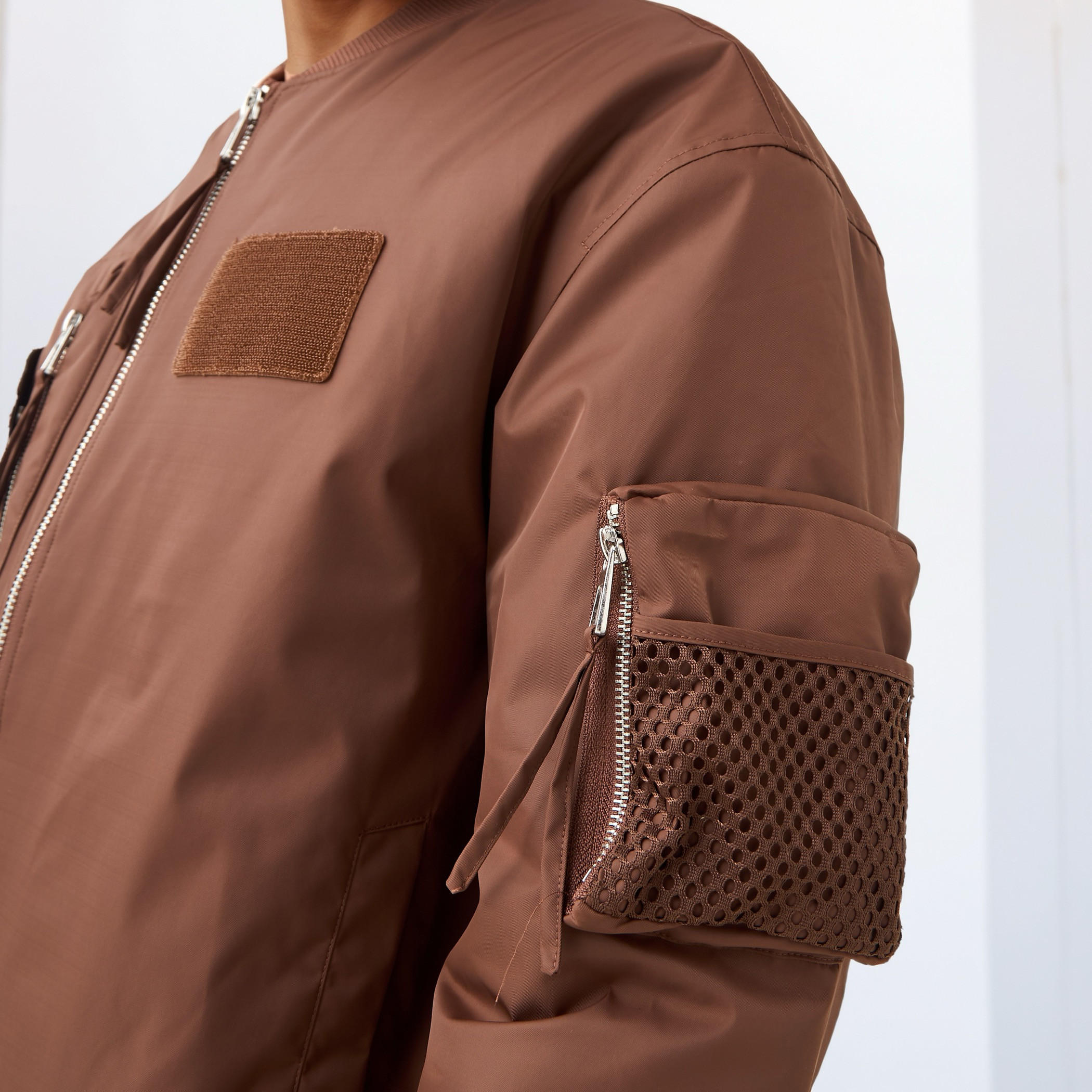 جاكيت بومبر رجالي بجيوب متعددة وقصة مريحة-men-clothing-jacketsandblazers-jackets-image-3