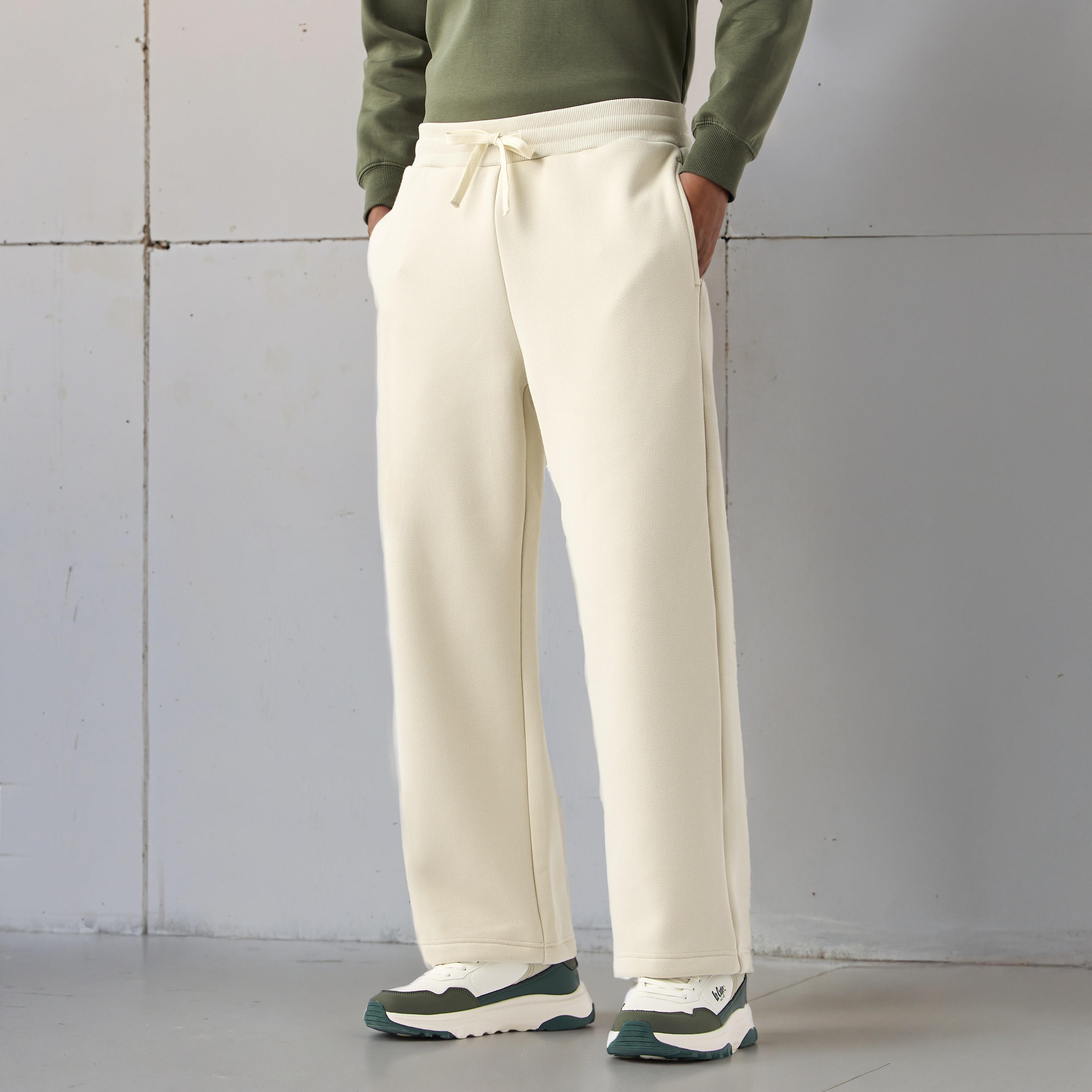 بنطلون رياضي بقصّة مريحة وخصر مطاطي -men-clothing-bottoms-joggers-image-5