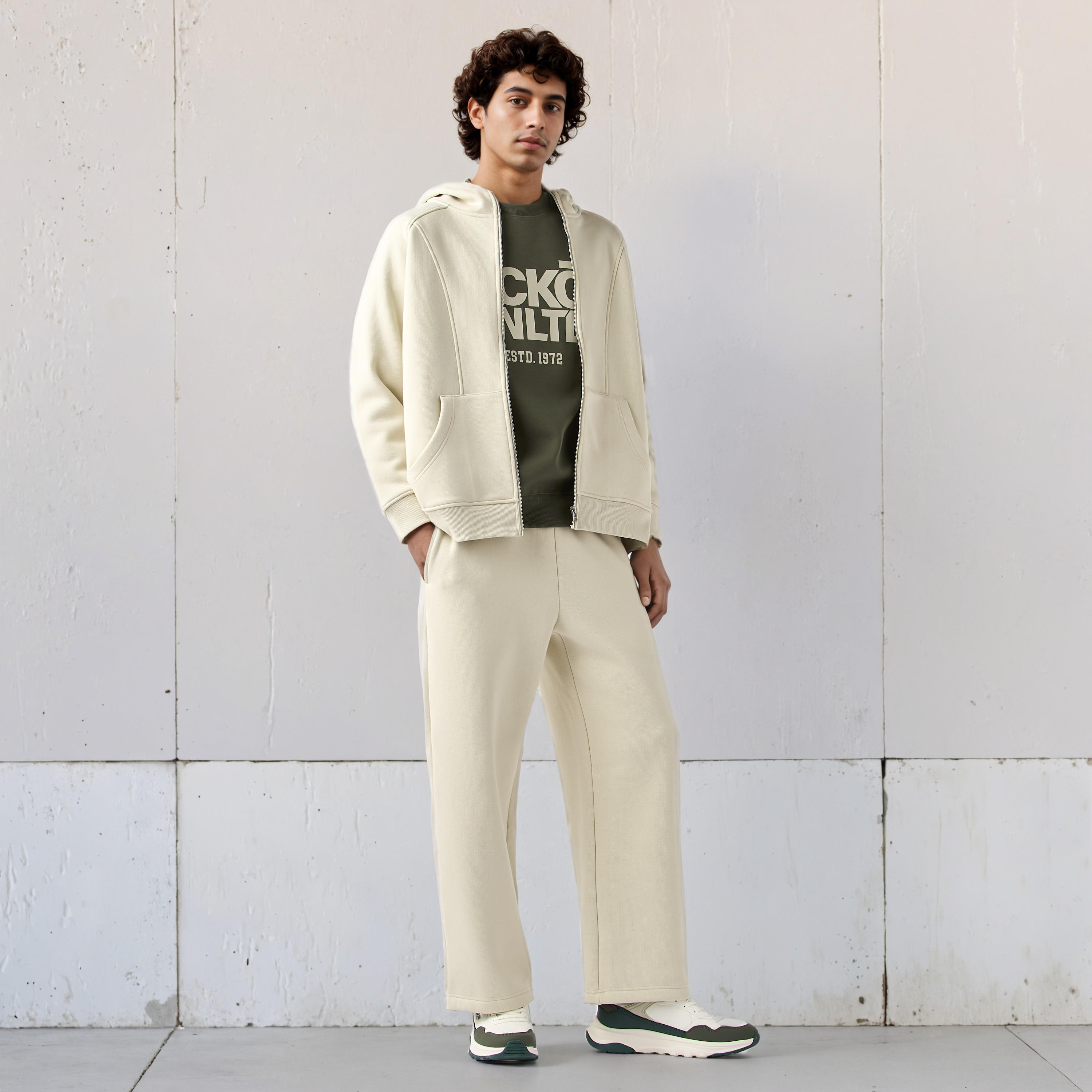 بنطلون رياضي بقصّة مريحة وخصر مطاطي -men-clothing-bottoms-joggers-image-4