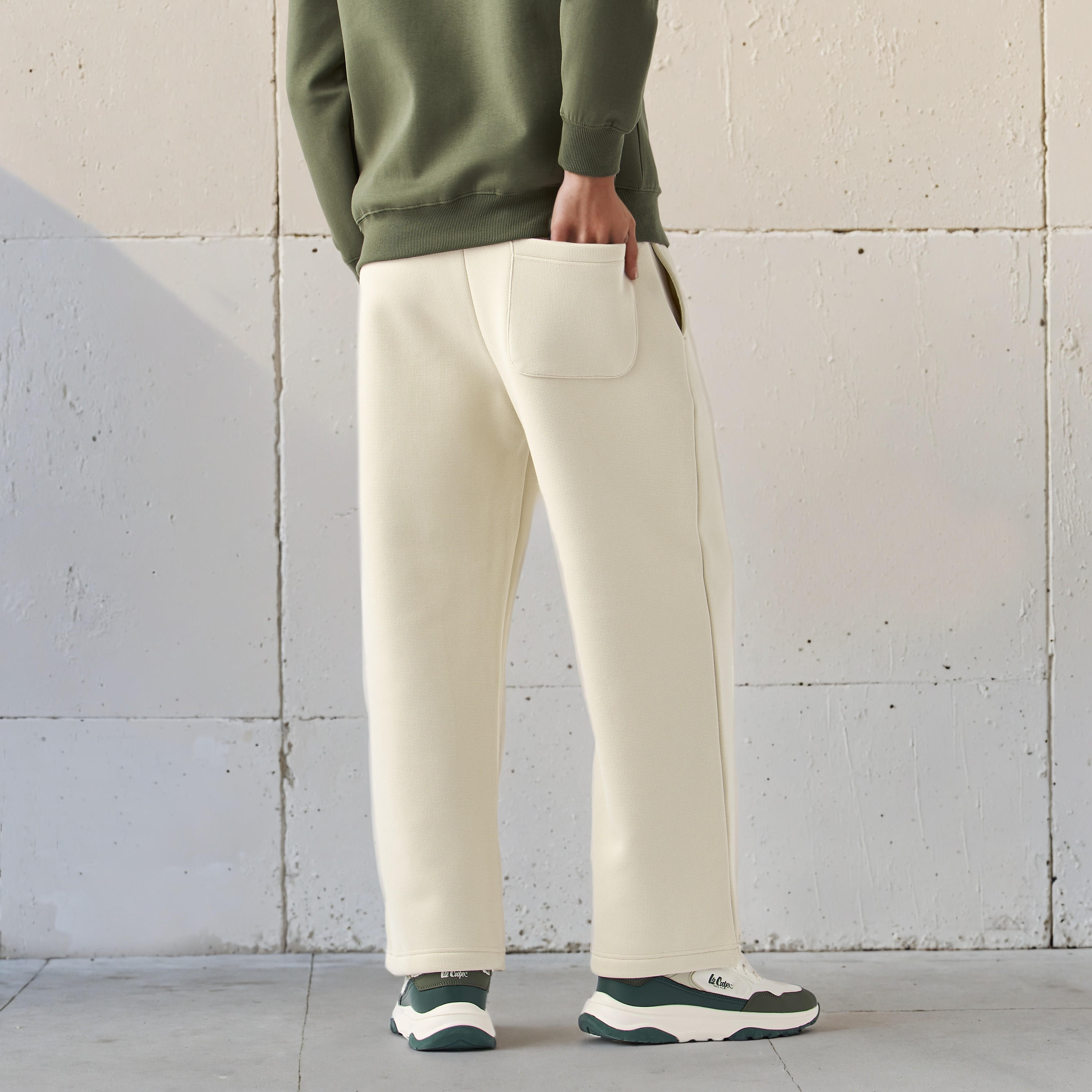 بنطلون رياضي بقصّة مريحة وخصر مطاطي -men-clothing-bottoms-joggers-image-3