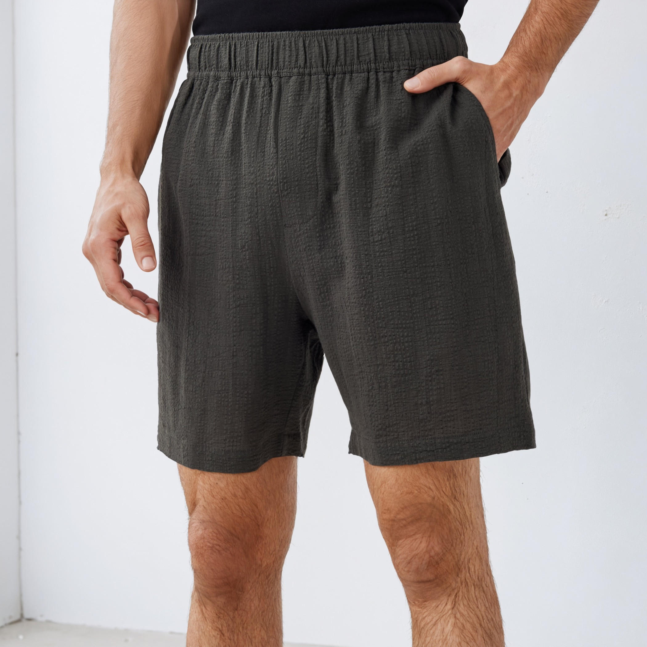 شورت جاكار بارز الملمس بقصّة عادية وجيوب-men-clothing-bottoms-shorts-image-6
