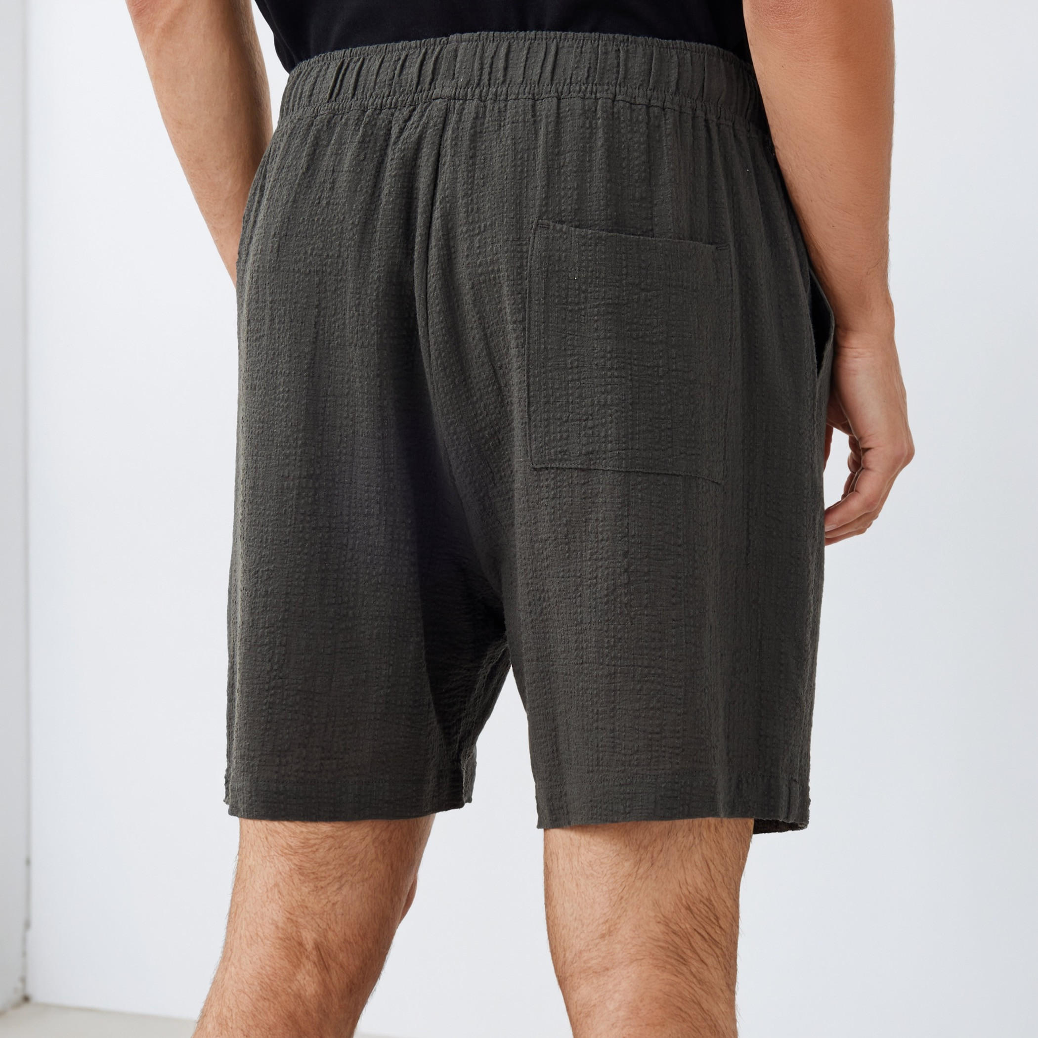شورت جاكار بارز الملمس بقصّة عادية وجيوب-men-clothing-bottoms-shorts-image-4