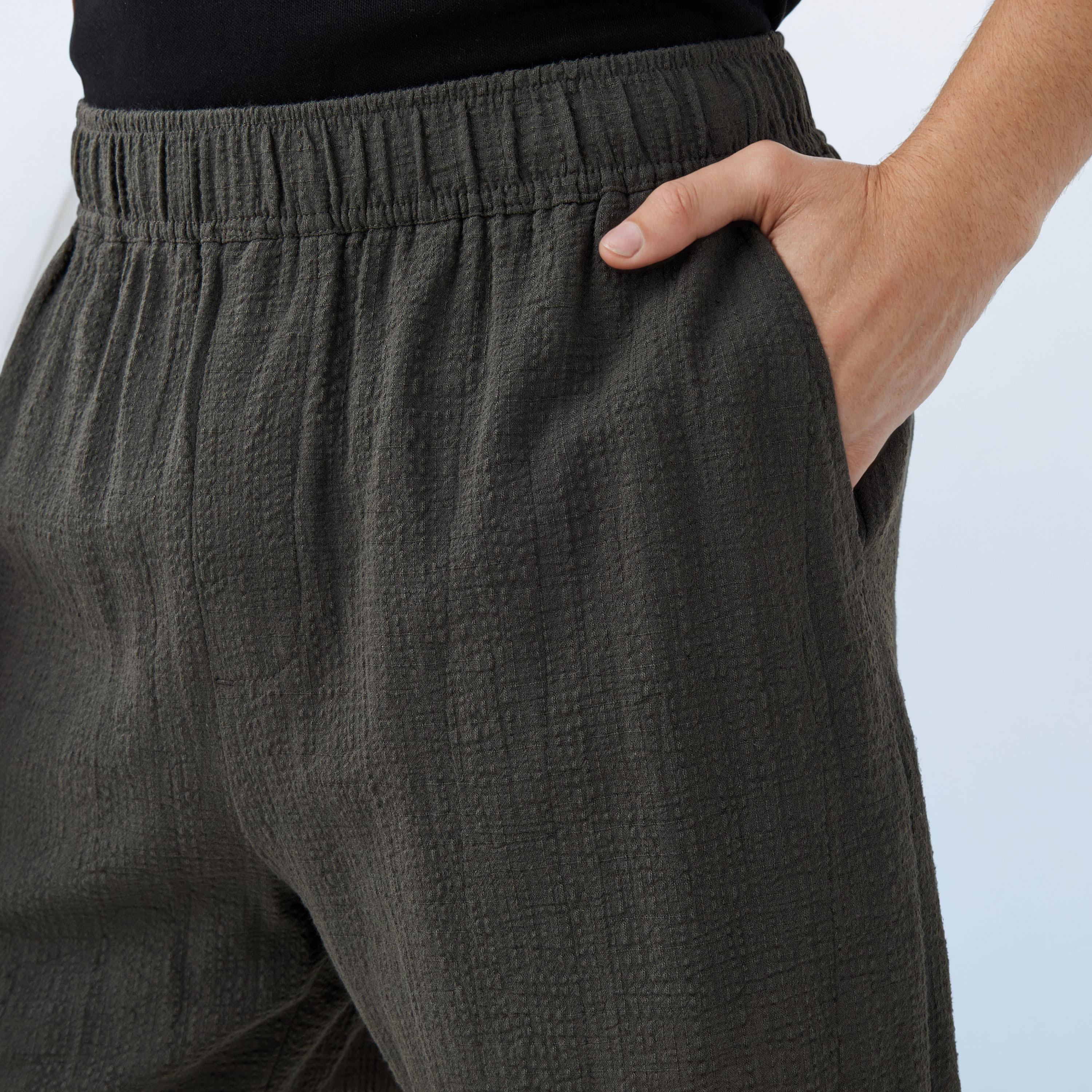 شورت جاكار بارز الملمس بقصّة عادية وجيوب-men-clothing-bottoms-shorts-image-3