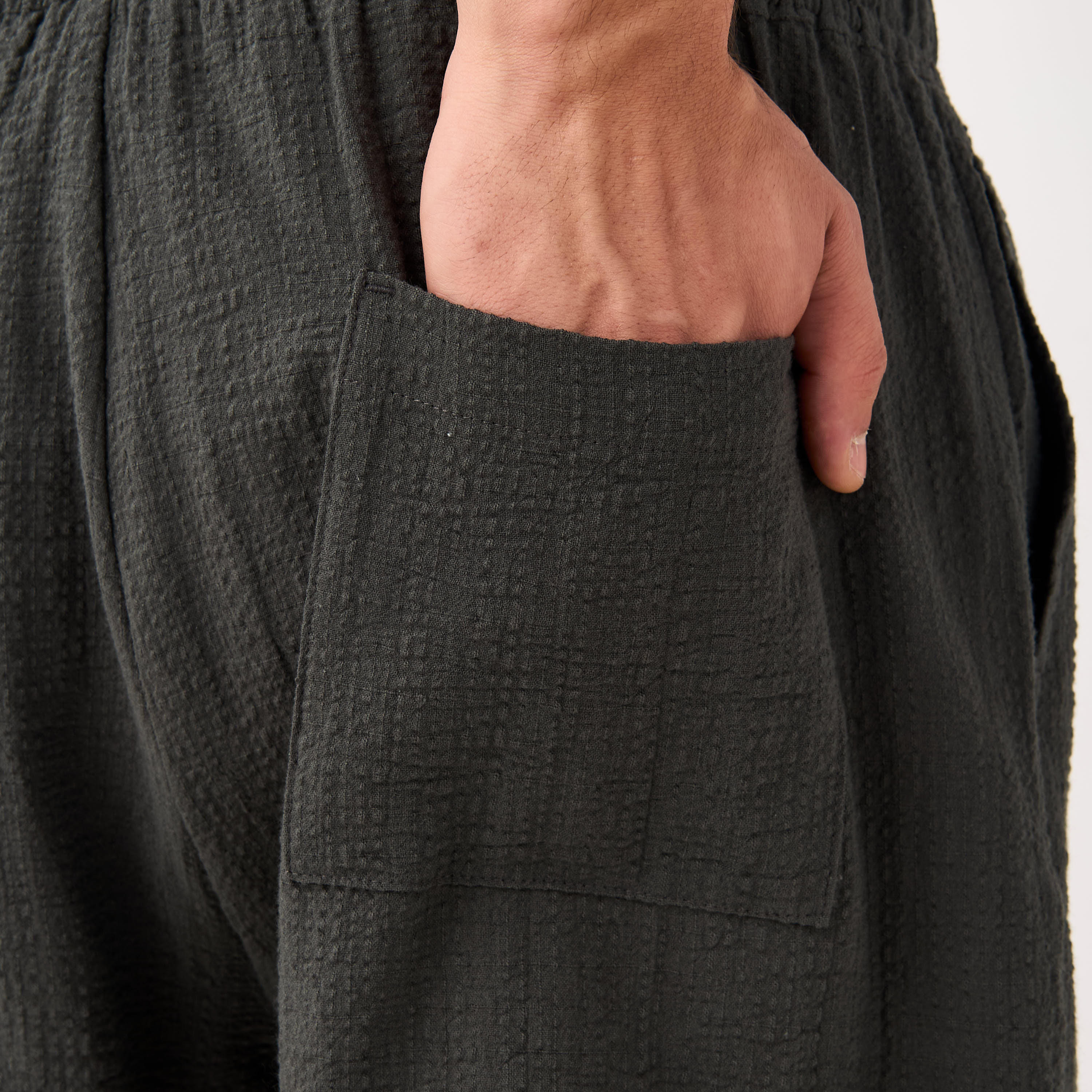 شورت جاكار بارز الملمس بقصّة عادية وجيوب-men-clothing-bottoms-shorts-image-2