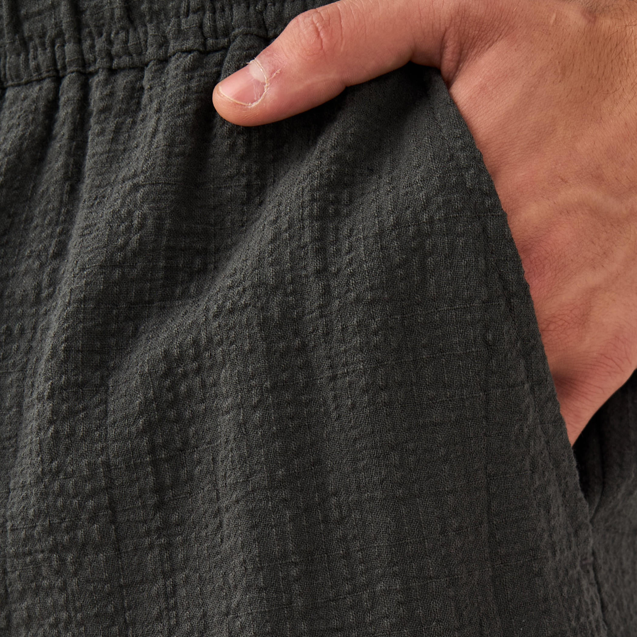 شورت جاكار بارز الملمس بقصّة عادية وجيوب-men-clothing-bottoms-shorts-image-1
