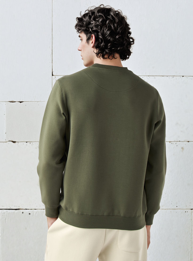 سويت شيرت بتصميم إنترلوك وطبعات للرجال من إيكو-men-winterwear-hoodiesandsweatshirts-image-4