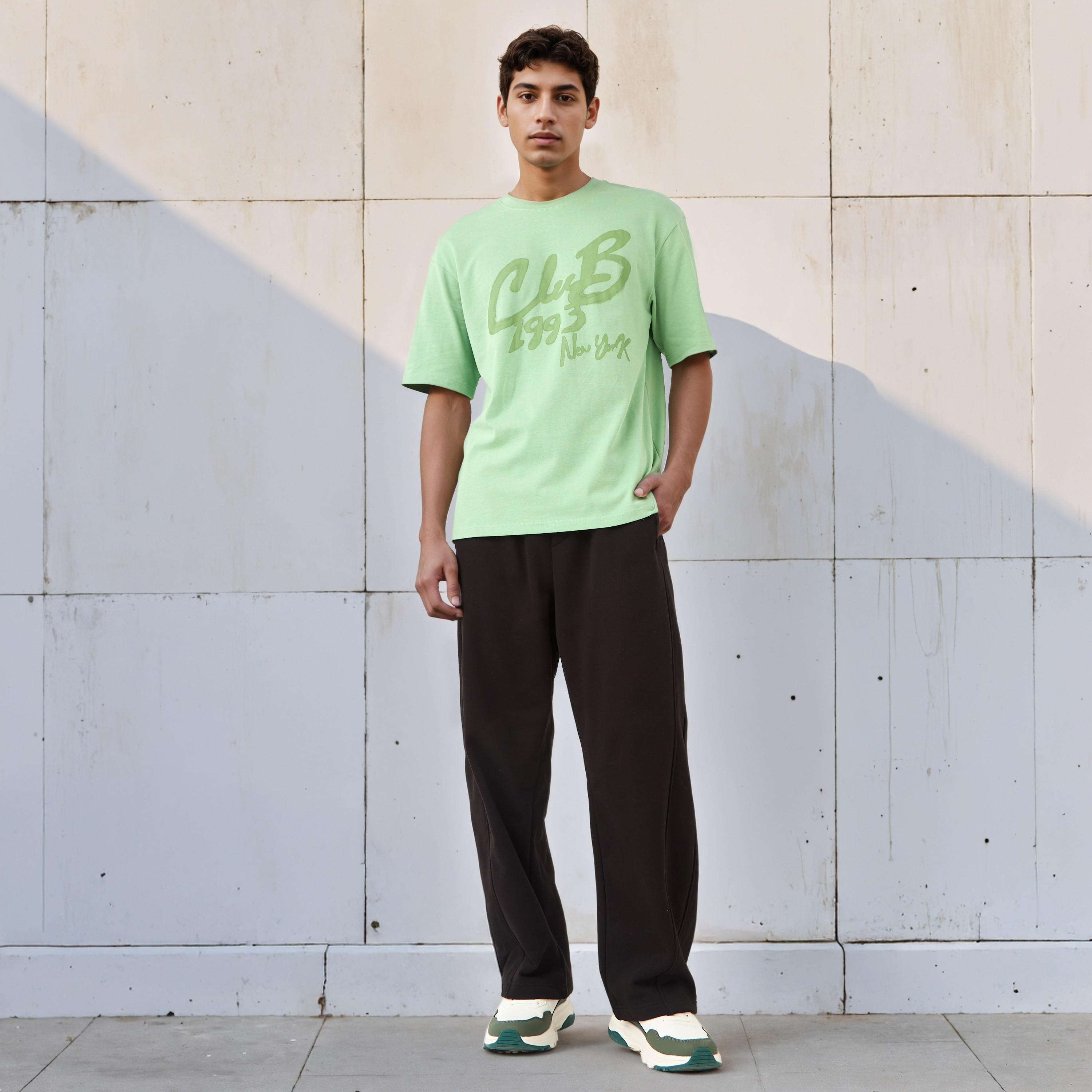 تيشيرت رجالي بقصة مريحة وطبعات نيويورك وياقة ضيقة وأكمام قصيرة-men-clothing-tshirtsandpolos-tshirts-image-2