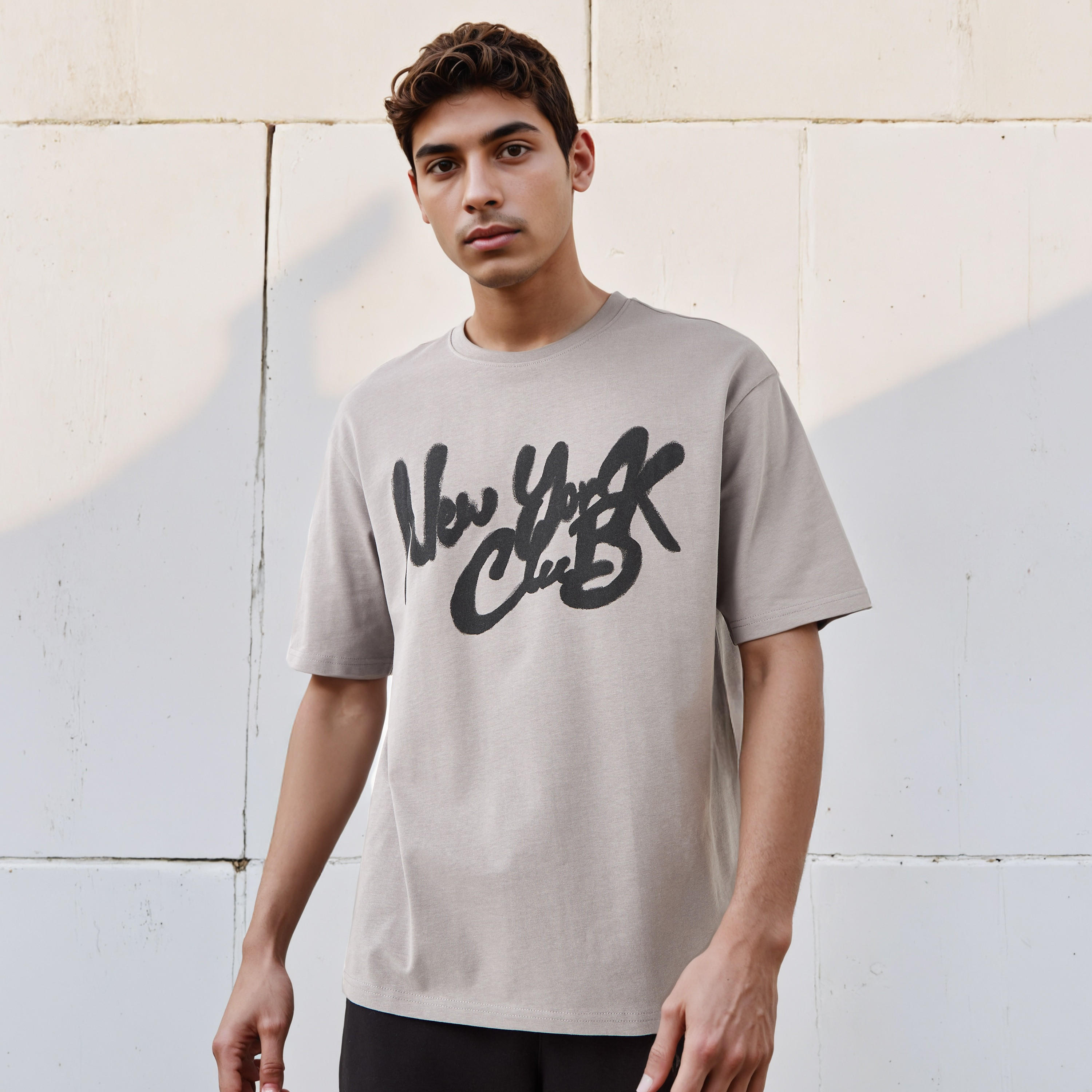 تيشيرت رجالي بقصة مريحة وطبعات وياقة ضيقة وأكمام قصيرة-men-clothing-tshirtsandpolos-tshirts-image-1