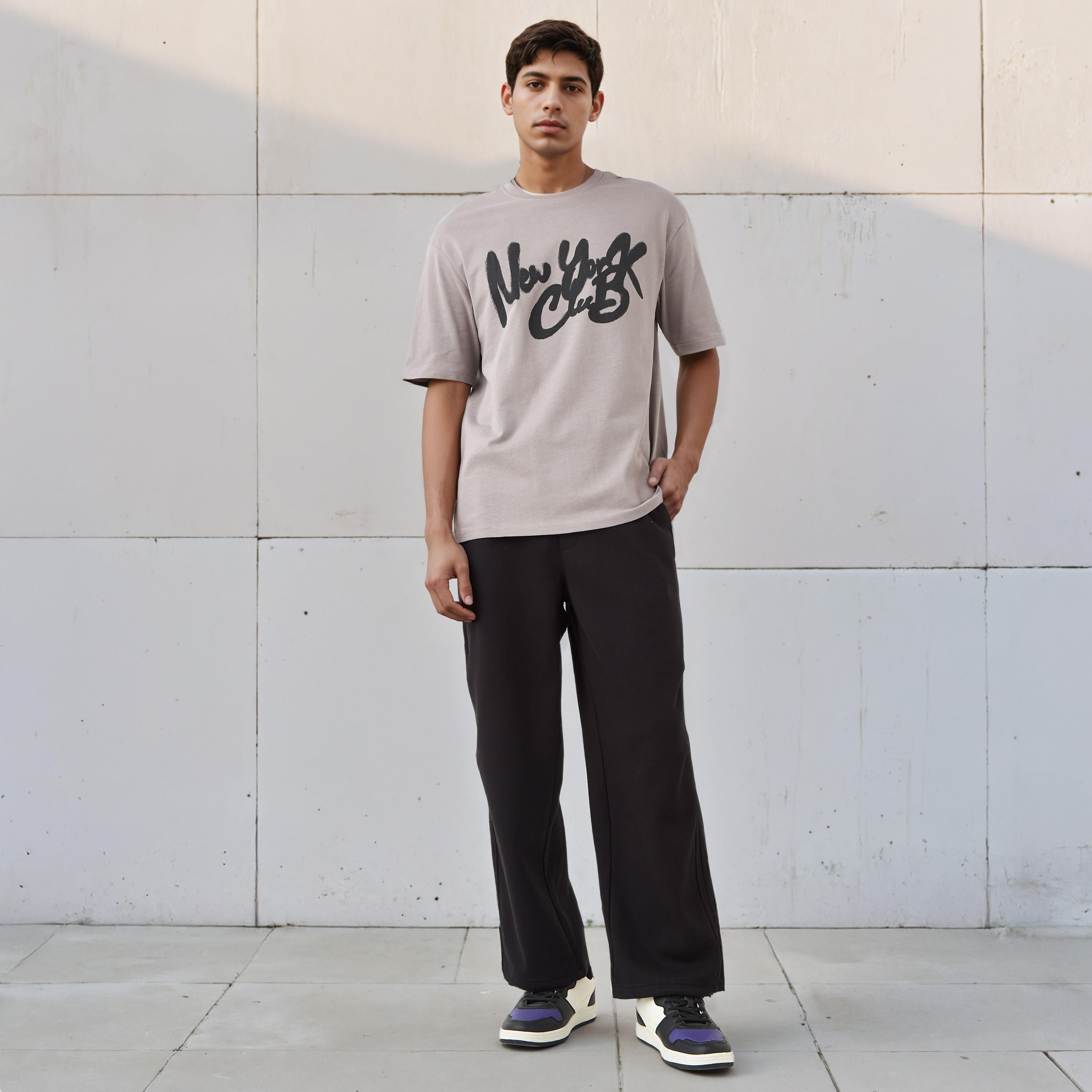 تيشيرت رجالي بقصة مريحة وطبعات وياقة ضيقة وأكمام قصيرة-men-clothing-tshirtsandpolos-tshirts-image-2