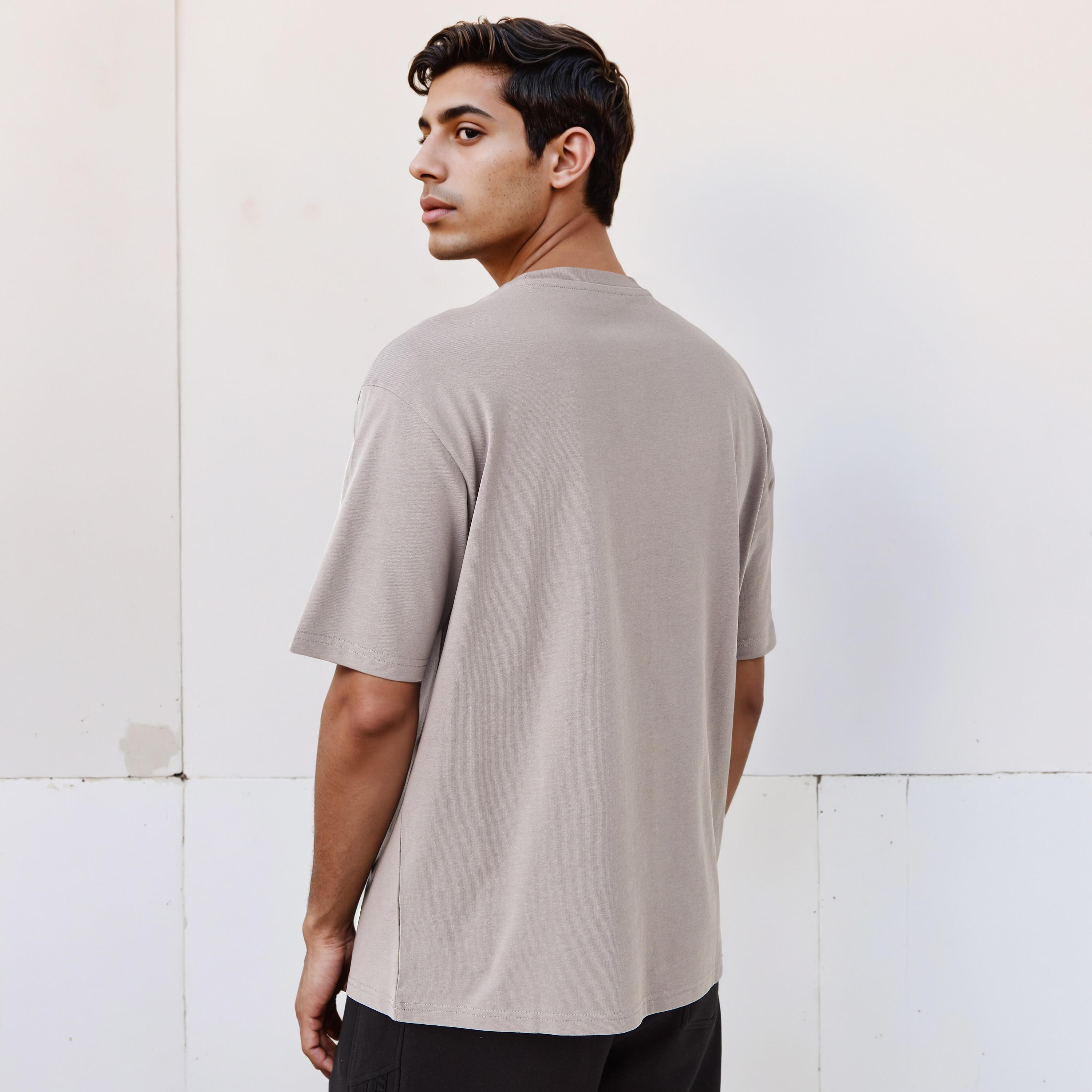 تيشيرت رجالي بقصة مريحة وطبعات وياقة ضيقة وأكمام قصيرة-men-clothing-tshirtsandpolos-tshirts-image-3