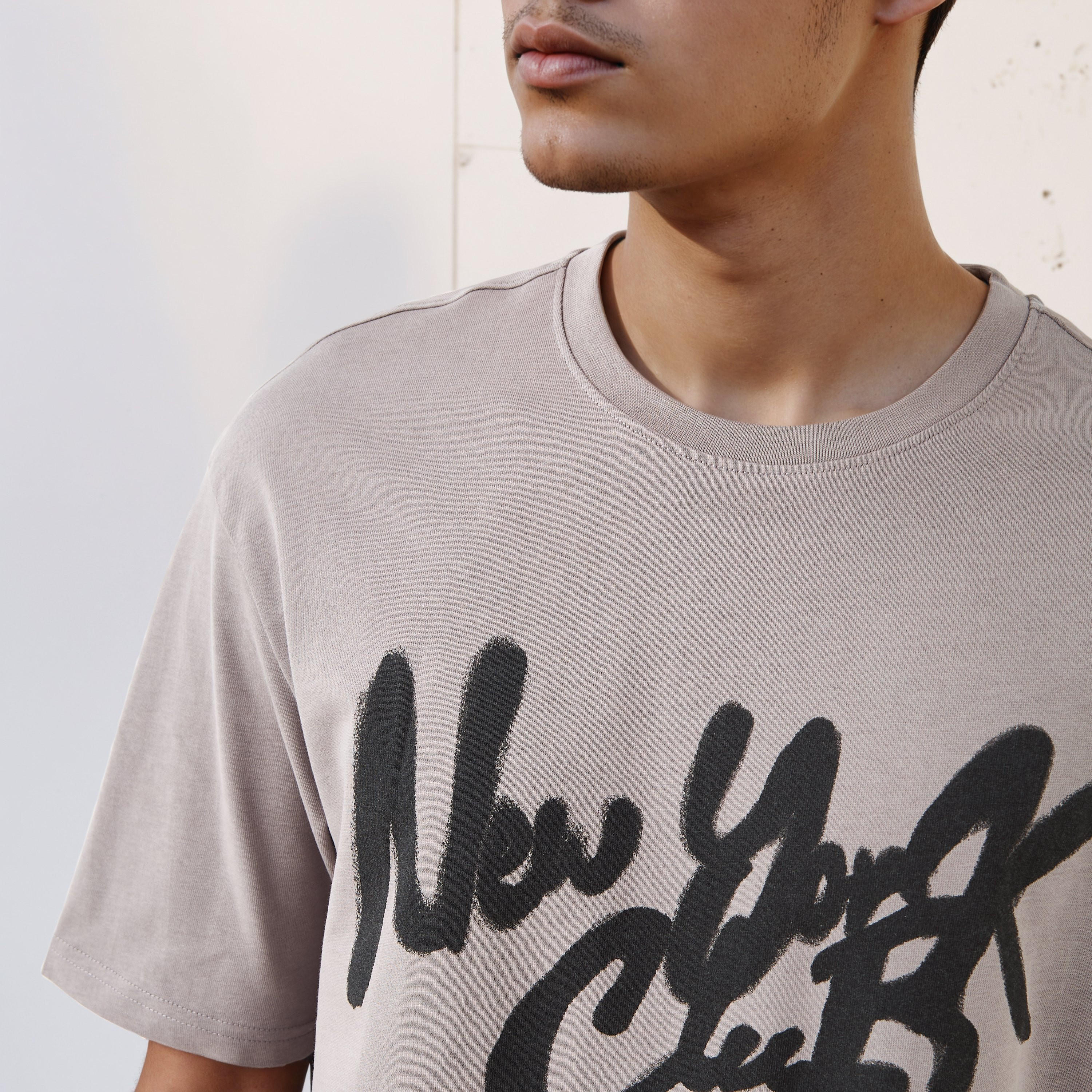 تيشيرت رجالي بقصة مريحة وطبعات وياقة ضيقة وأكمام قصيرة-men-clothing-tshirtsandpolos-tshirts-image-4