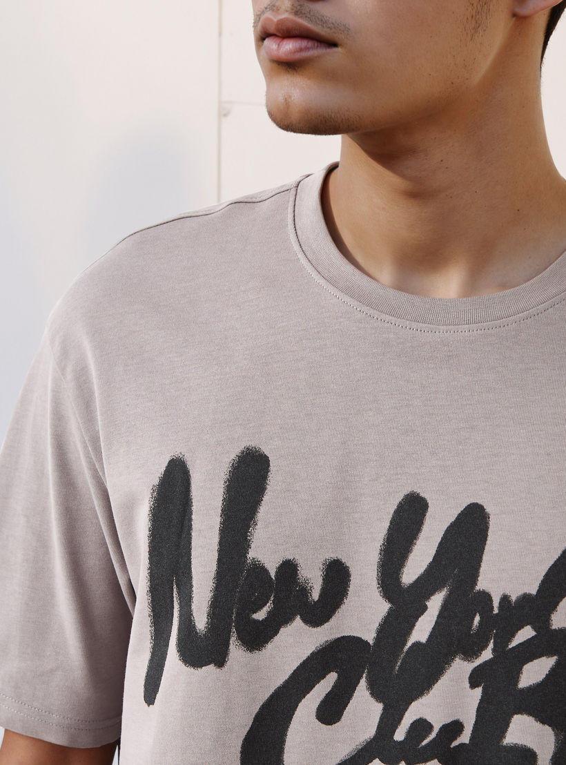 تيشيرت رجالي بقصة مريحة وطبعات وياقة ضيقة وأكمام قصيرة-men-clothing-tshirtsandpolos-tshirts-image-4