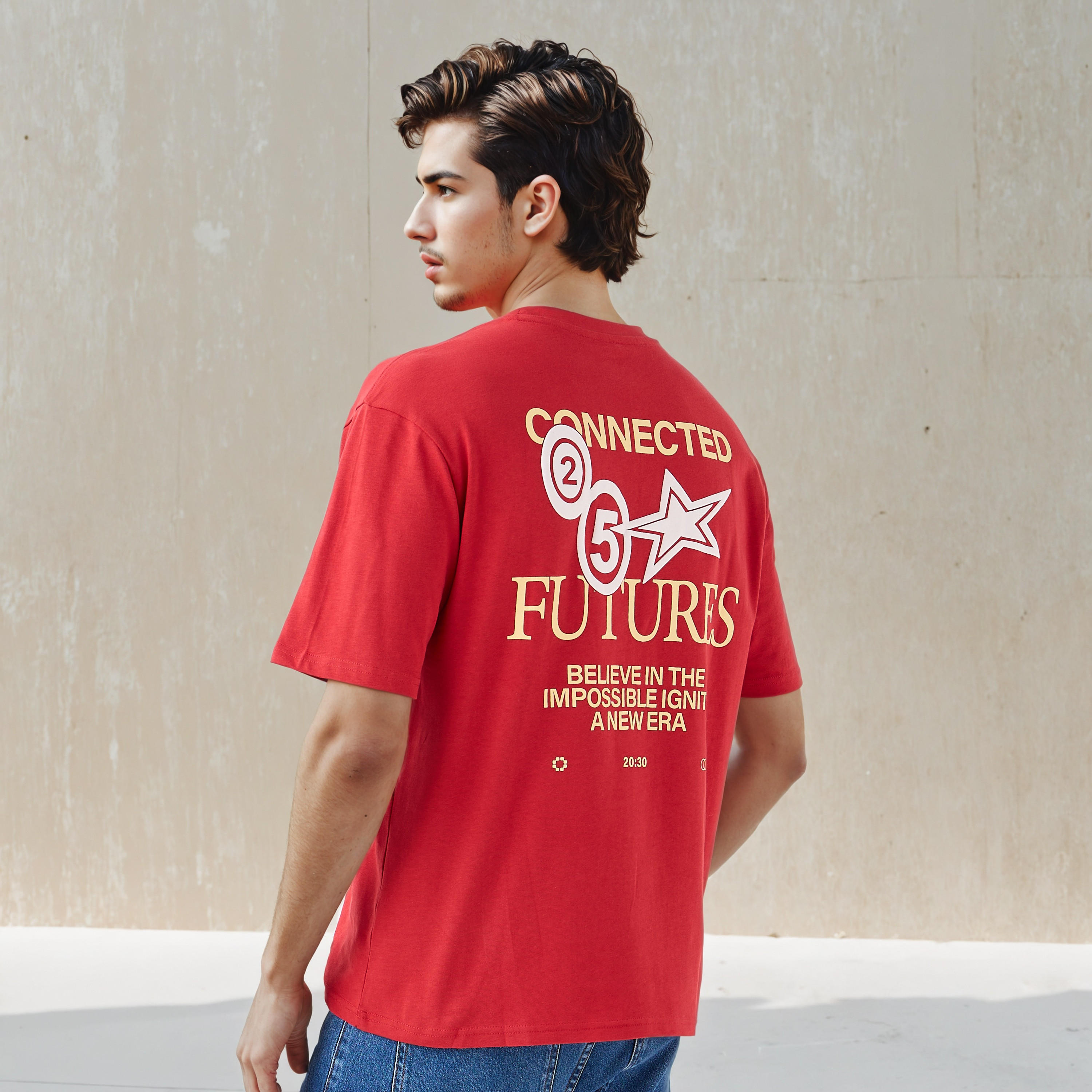تيشيرت بقصة مريحة وطبعات وياقة ضيقة وأكمام قصيرة للرجال-men-clothing-tshirtsandpolos-tshirts-image-1
