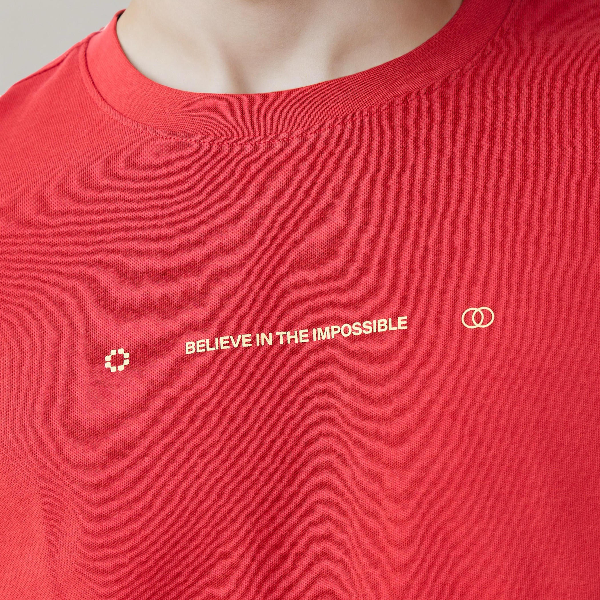 تيشيرت بقصة مريحة وطبعات وياقة ضيقة وأكمام قصيرة للرجال-men-clothing-tshirtsandpolos-tshirts-image-6