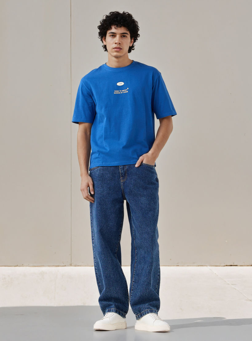 تيشيرت بقصة مريحة وطبعات وياقة ضيقة وأكمام قصيرة للرجال-men-clothing-tshirtsandpolos-tshirts-image-2