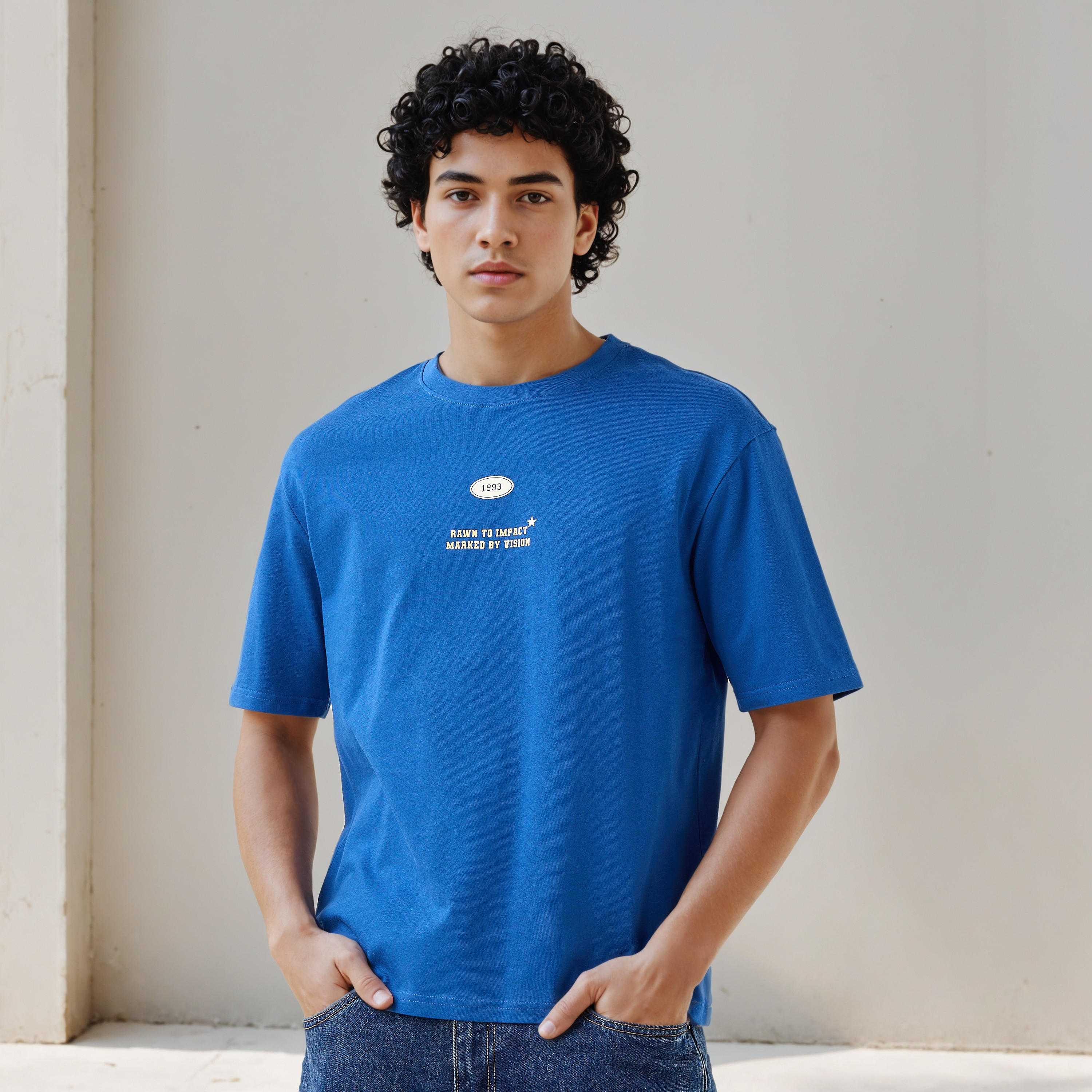 تيشيرت بقصة مريحة وطبعات وياقة ضيقة وأكمام قصيرة للرجال-men-clothing-tshirtsandpolos-tshirts-image-3