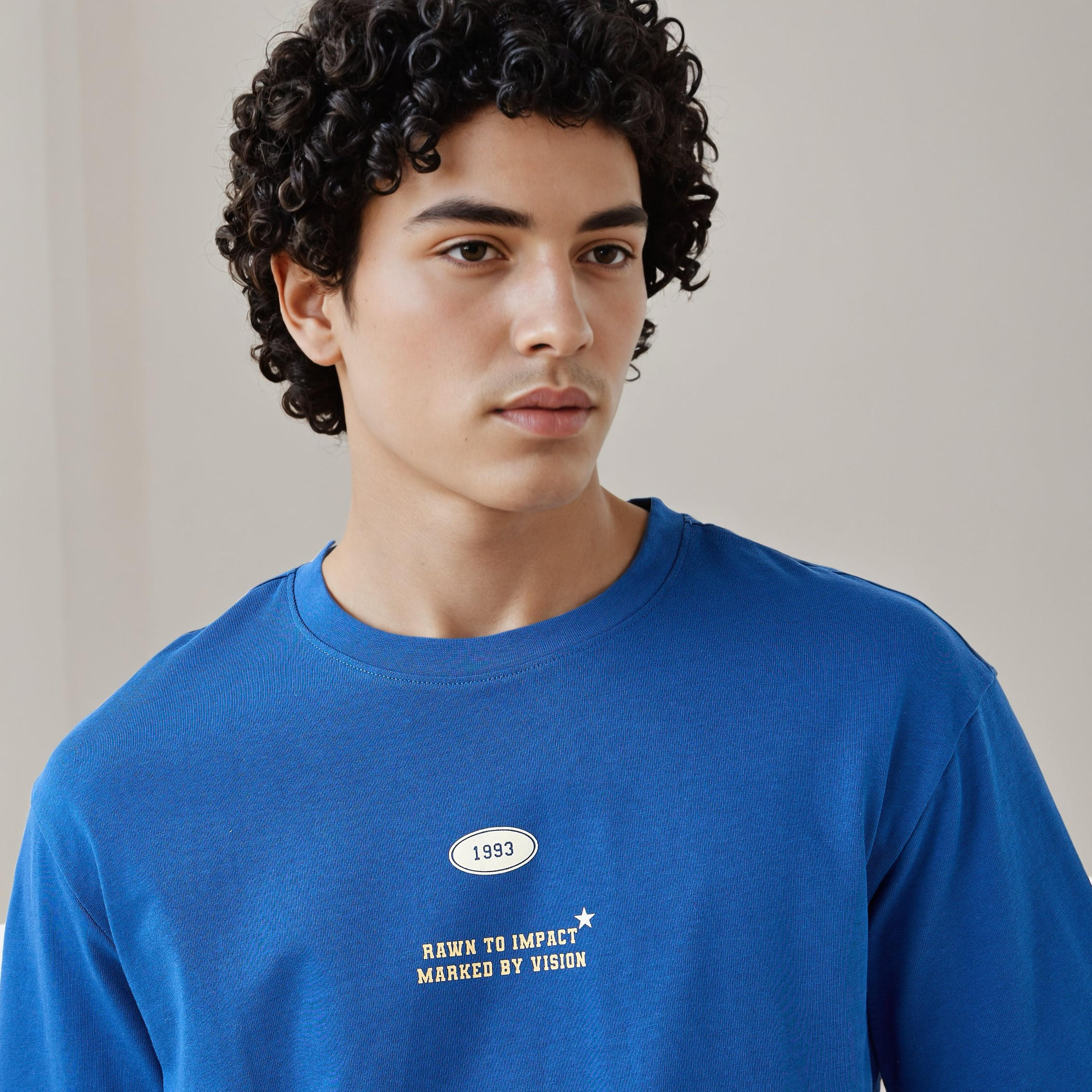 تيشيرت بقصة مريحة وطبعات وياقة ضيقة وأكمام قصيرة للرجال-men-clothing-tshirtsandpolos-tshirts-image-5