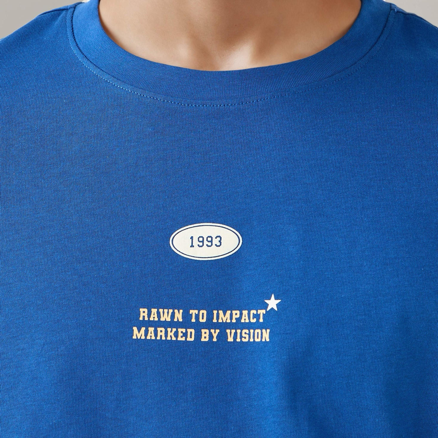 تيشيرت بقصة مريحة وطبعات وياقة ضيقة وأكمام قصيرة للرجال-men-clothing-tshirtsandpolos-tshirts-image-6
