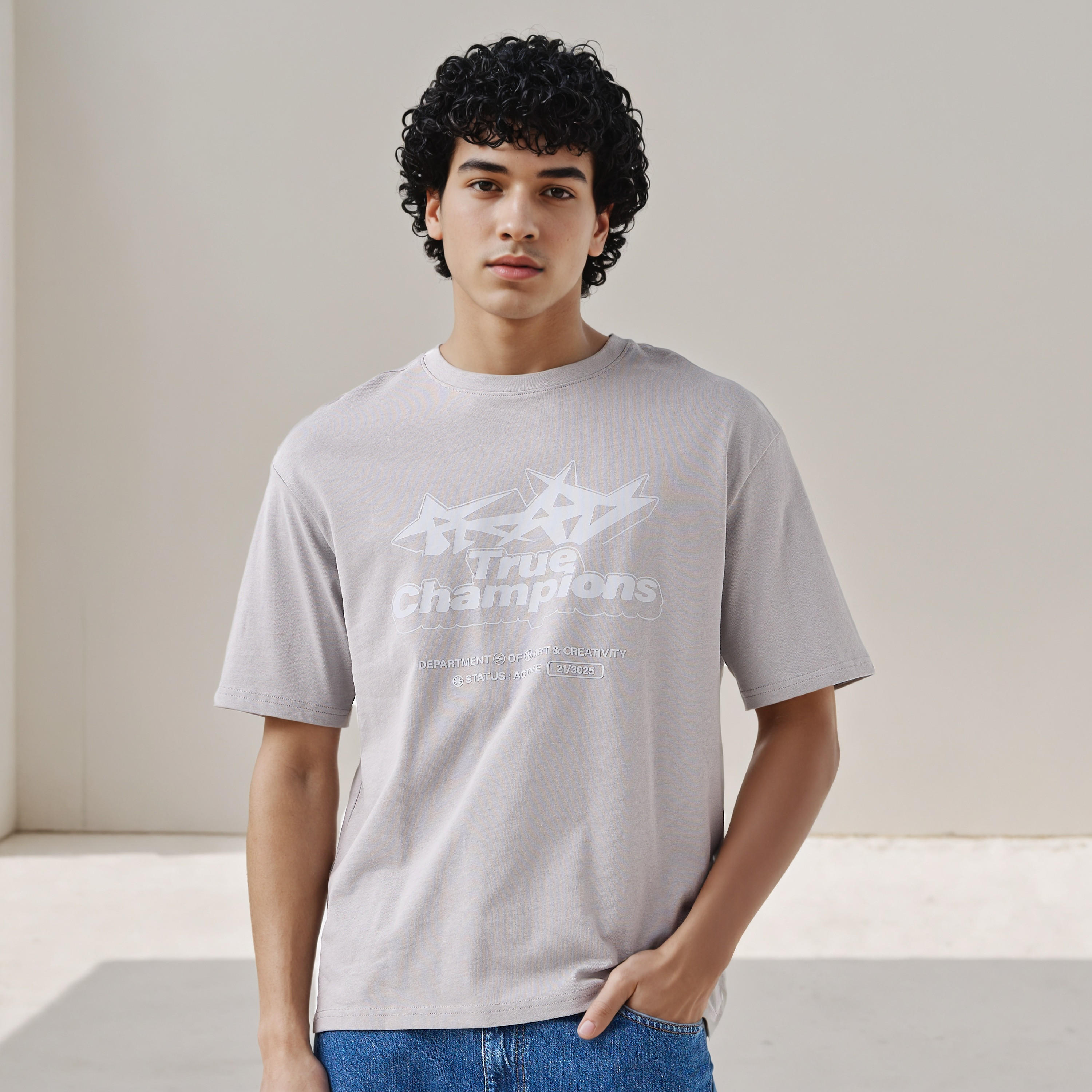 تيشيرت بقصة مريحة وطبعات وياقة ضيقة وأكمام قصيرة للرجال-men-clothing-tshirtsandpolos-tshirts-image-1