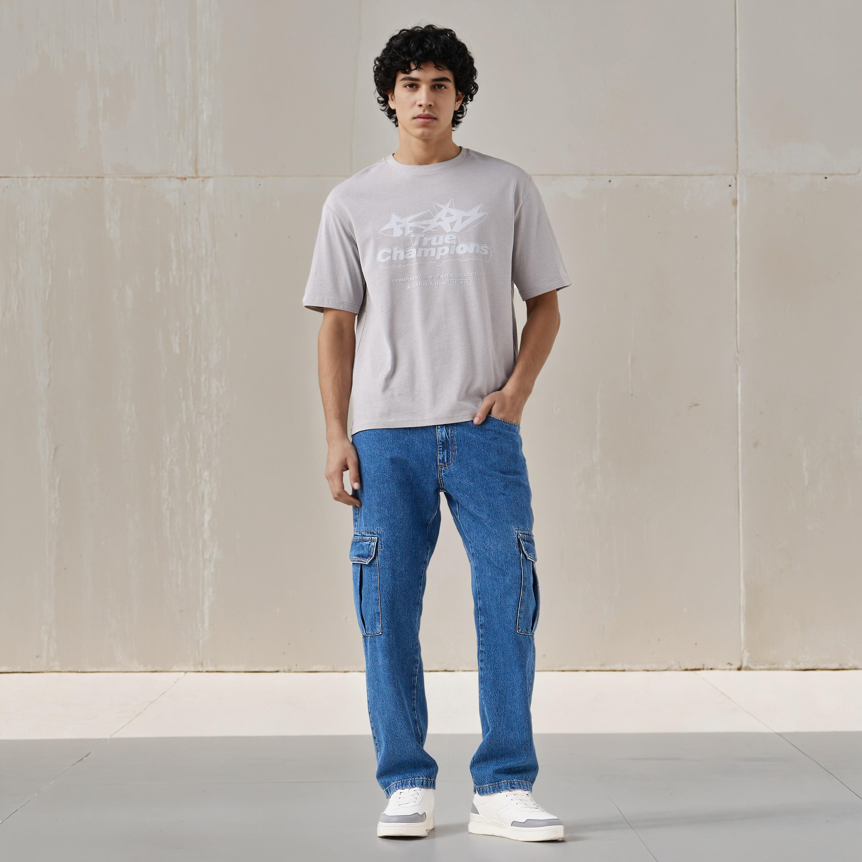تيشيرت بقصة مريحة وطبعات وياقة ضيقة وأكمام قصيرة للرجال-men-clothing-tshirtsandpolos-tshirts-image-2