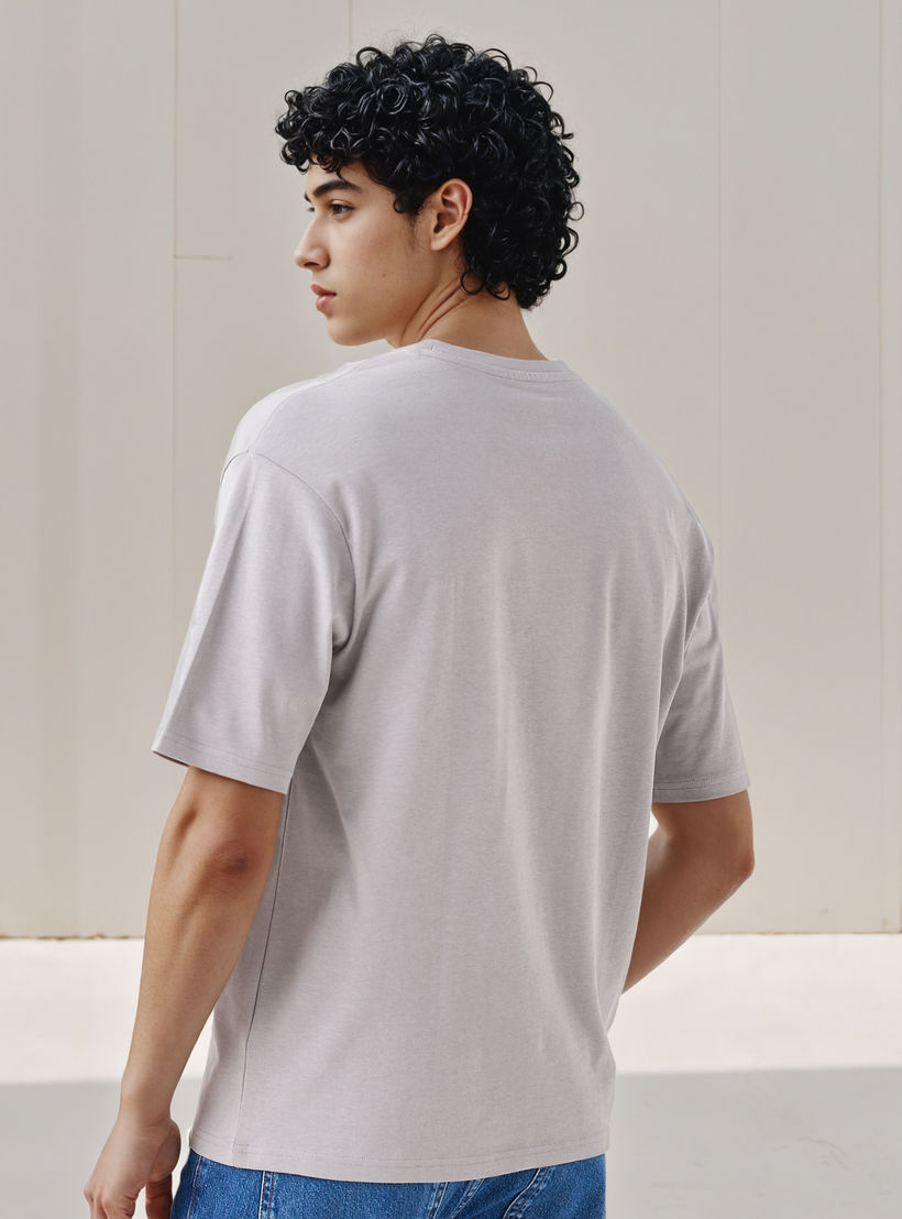 تيشيرت بقصة مريحة وطبعات وياقة ضيقة وأكمام قصيرة للرجال-men-clothing-tshirtsandpolos-tshirts-image-3